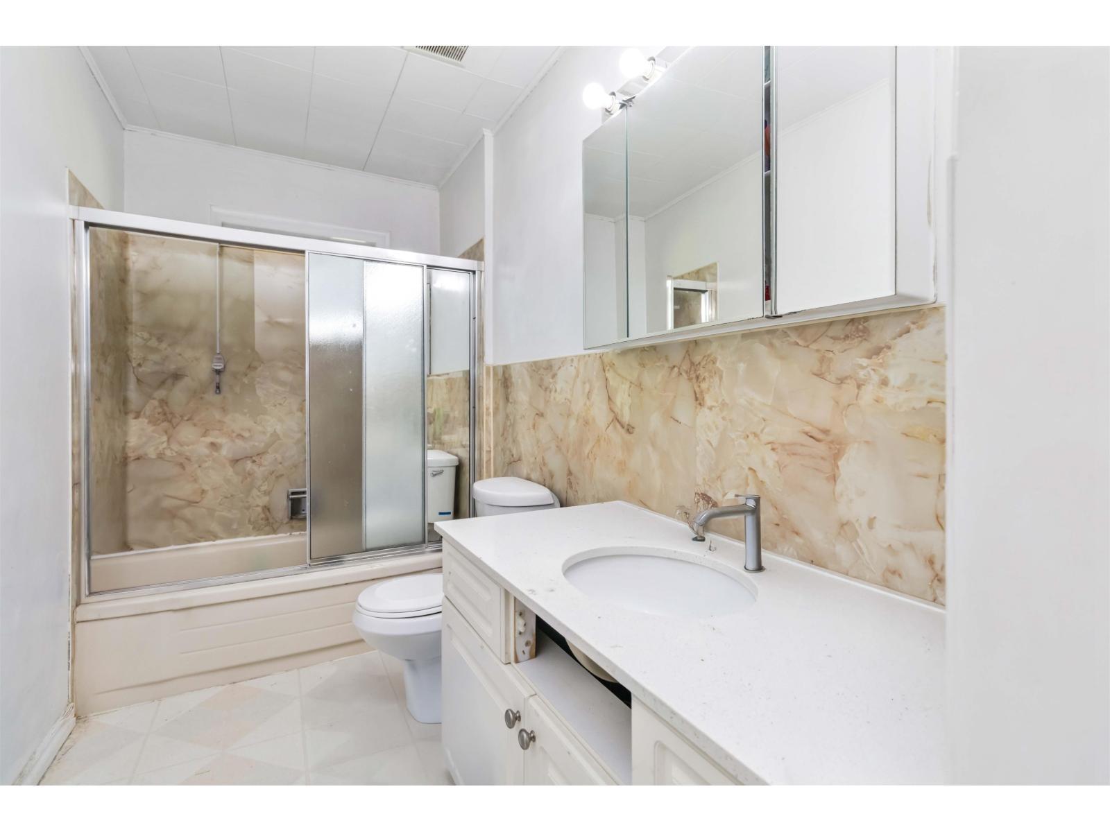 10087 Mountainview Road, Mission, BC - Indoor Photo Showing Bathroom