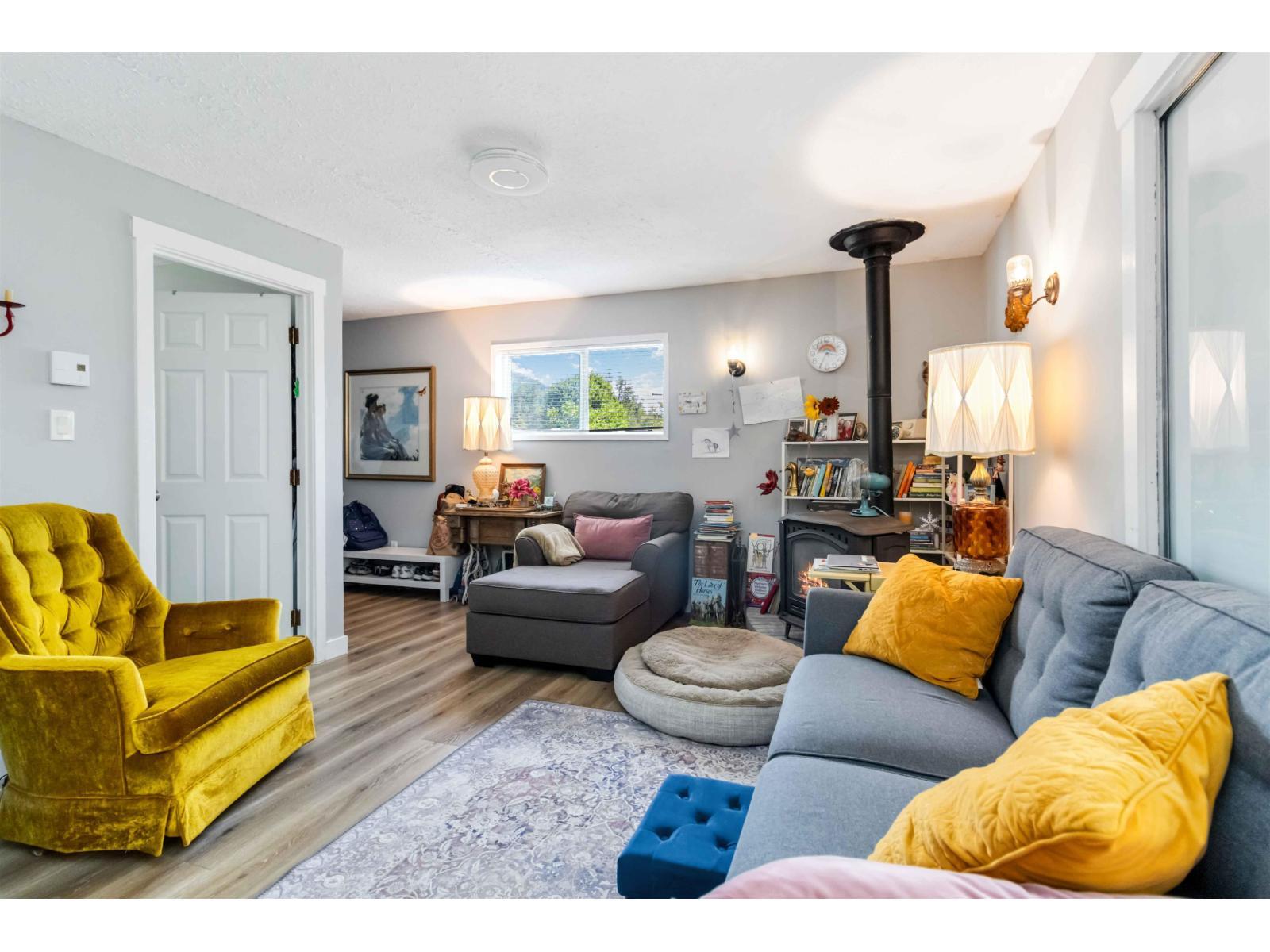10087 Mountainview Road, Mission, BC - Indoor Photo Showing Living Room