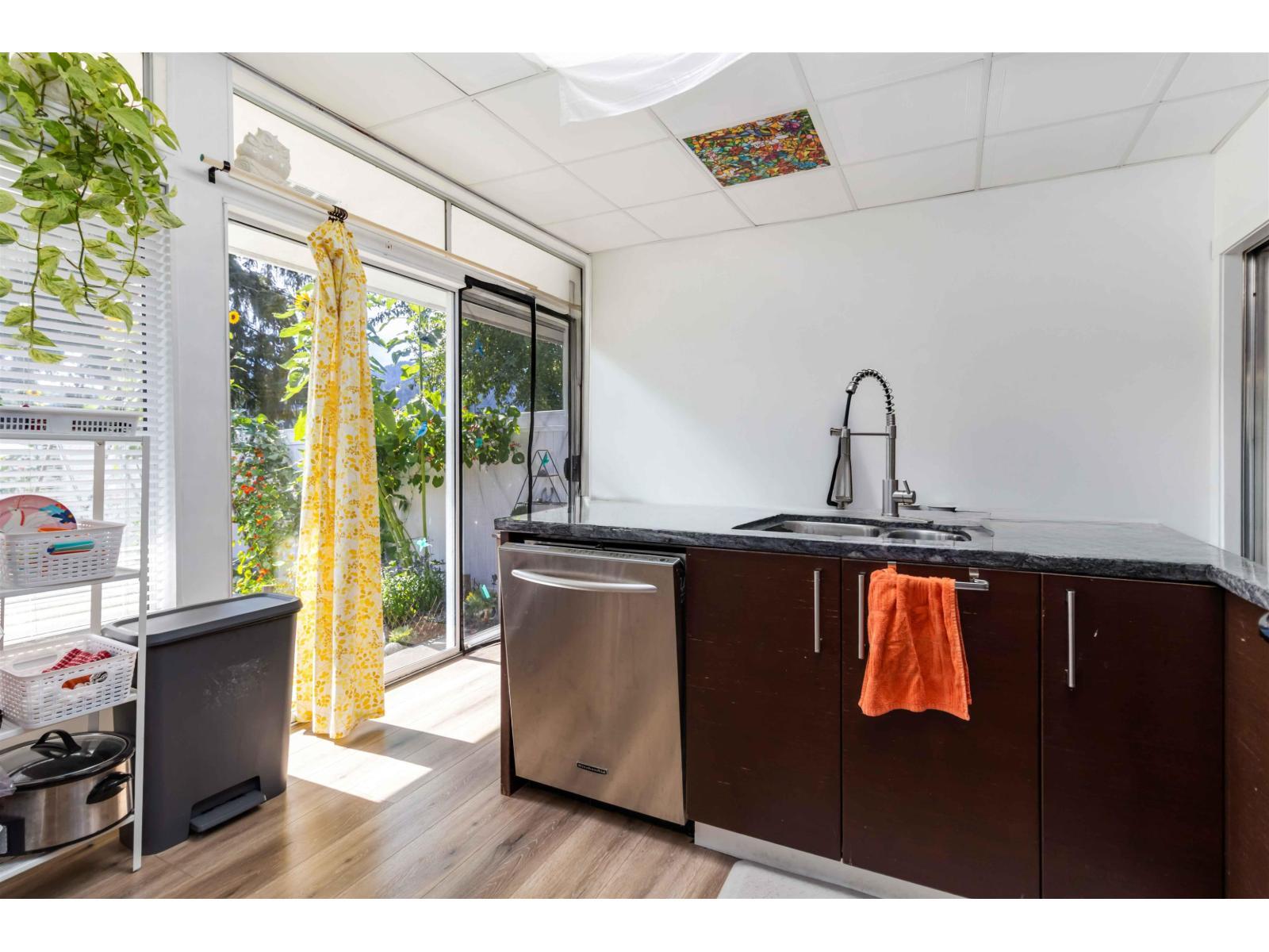 10087 Mountainview Road, Mission, BC - Indoor Photo Showing Kitchen With Double Sink