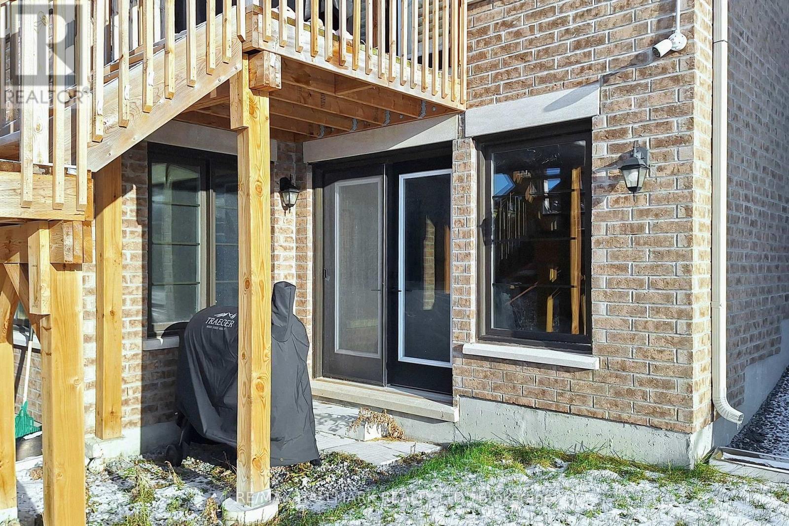 42 Meadow Vista Crescent, East Gwillimbury, ON - Outdoor With Exterior