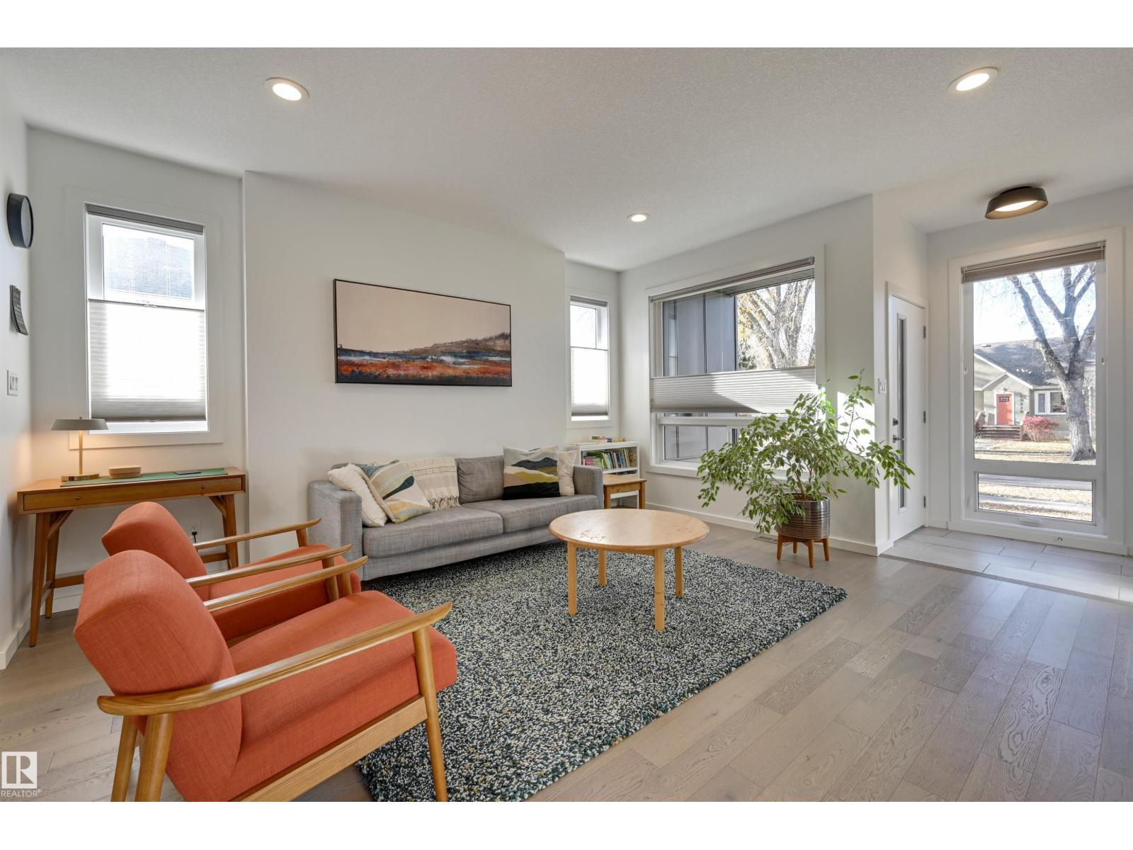 10411 144 St Nw, Edmonton, AB - Indoor Photo Showing Living Room