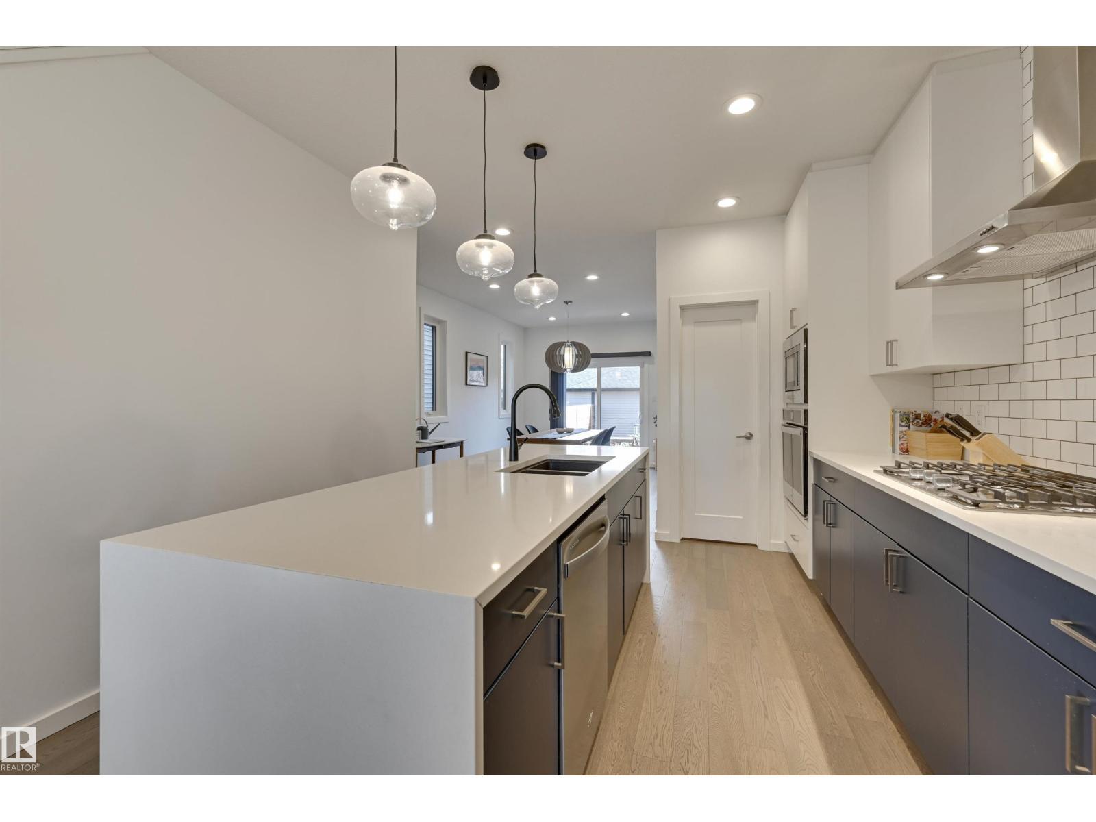 10411 144 St Nw, Edmonton, AB - Indoor Photo Showing Kitchen With Upgraded Kitchen