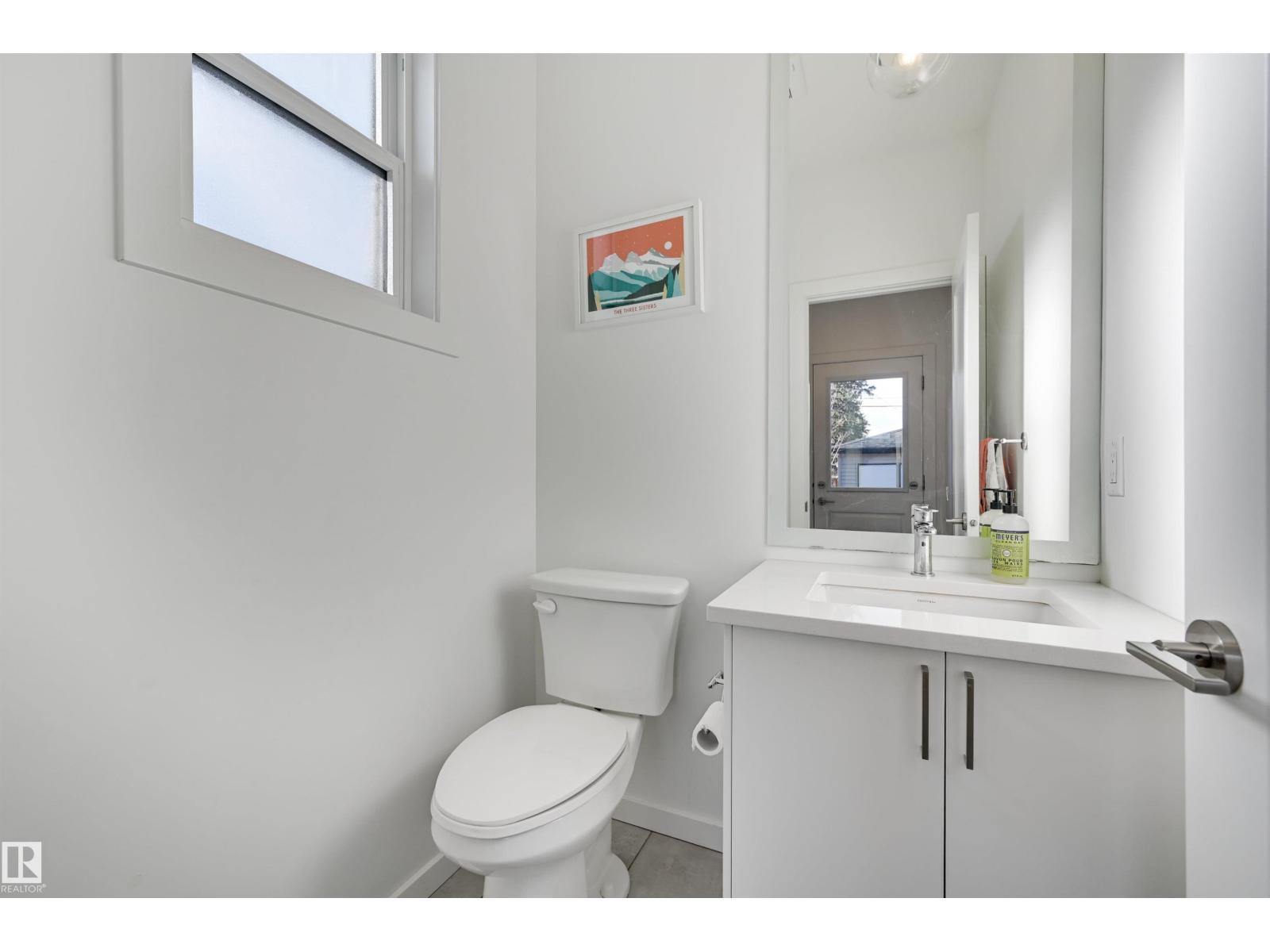 10411 144 St Nw, Edmonton, AB - Indoor Photo Showing Bathroom