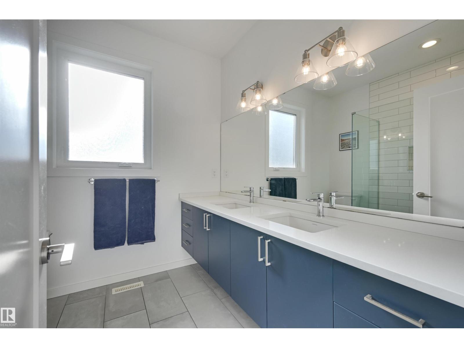 10411 144 St Nw, Edmonton, AB - Indoor Photo Showing Bathroom