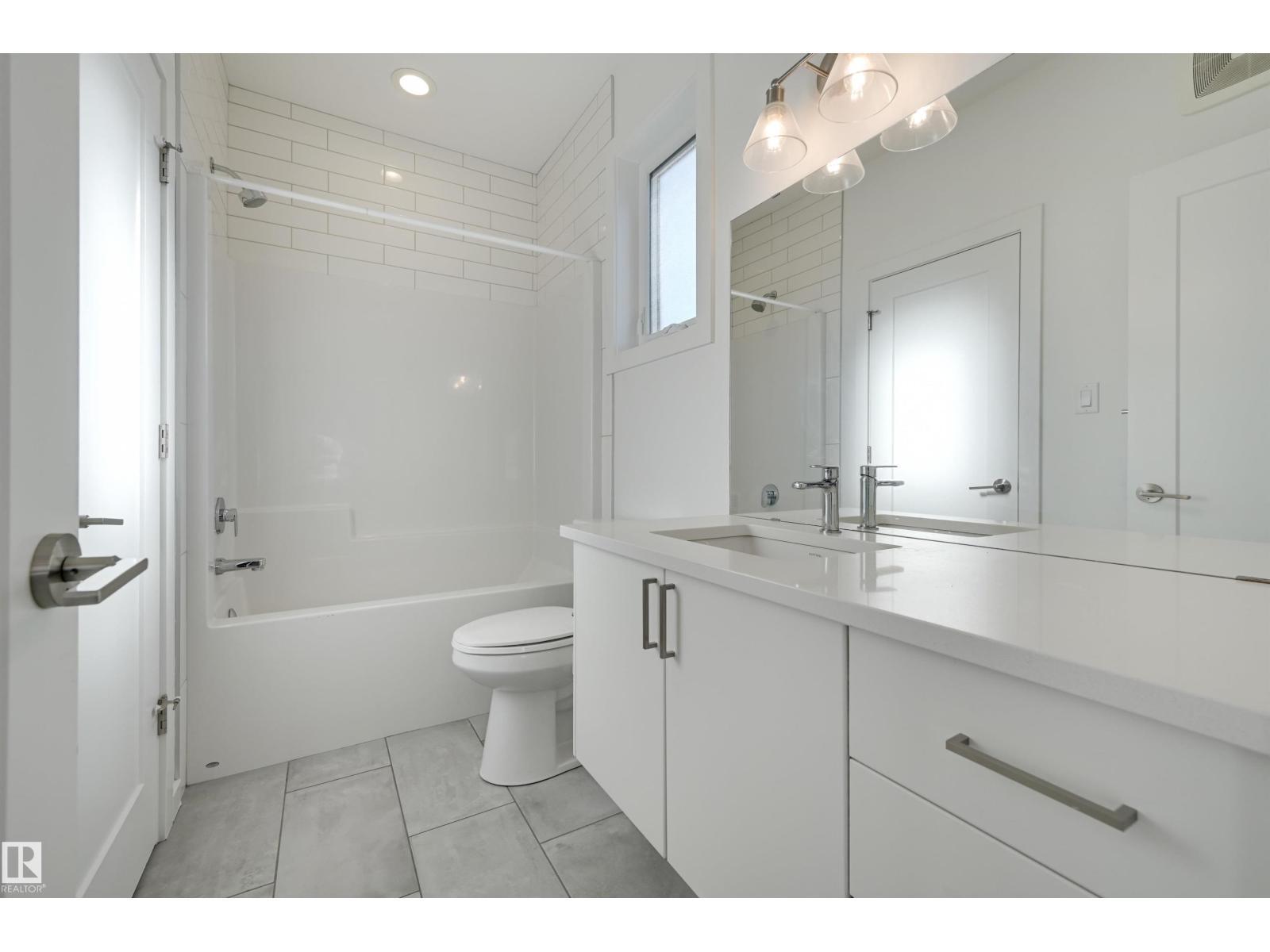 10411 144 St Nw, Edmonton, AB - Indoor Photo Showing Bathroom