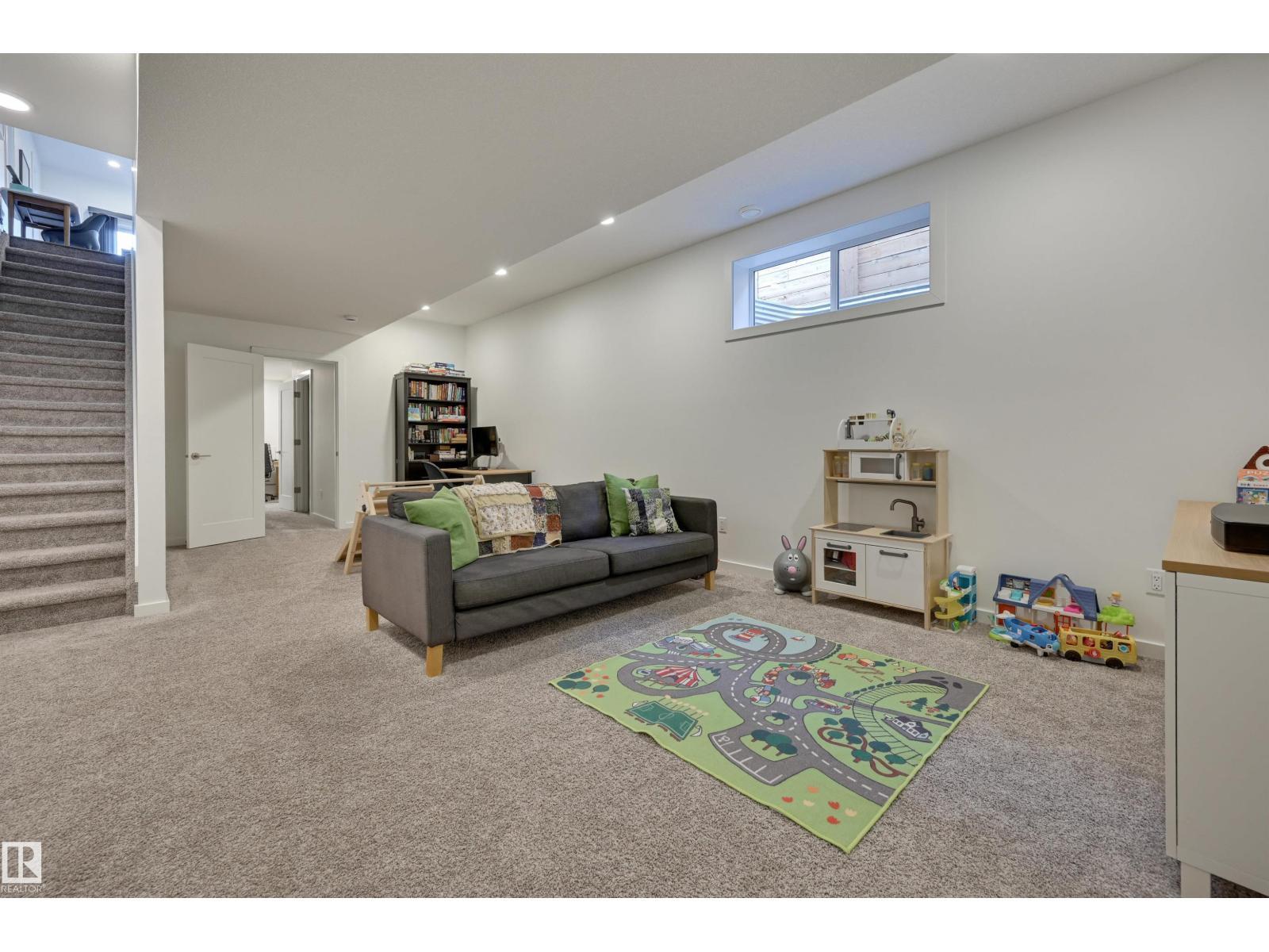 10411 144 St Nw, Edmonton, AB - Indoor