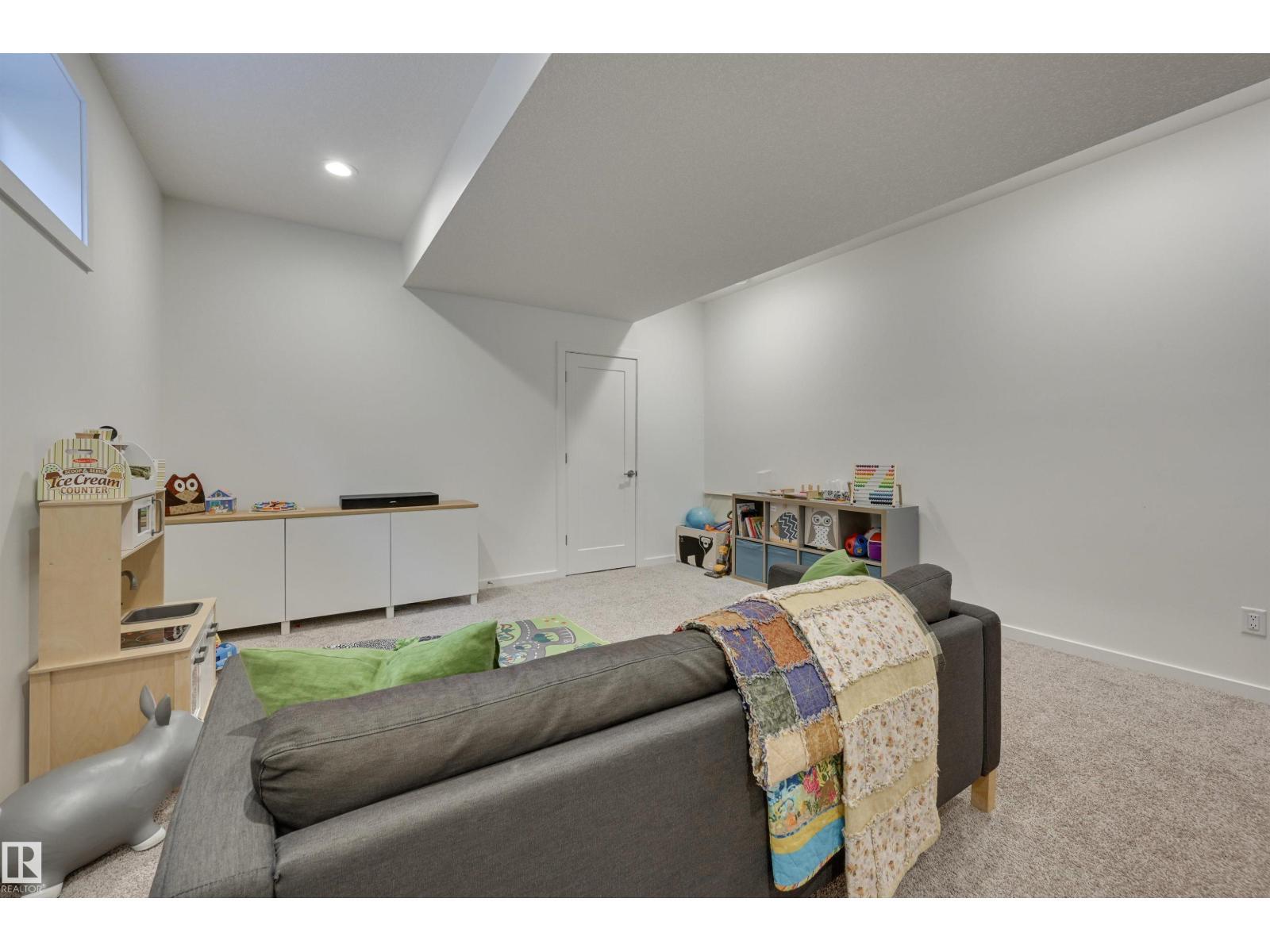 10411 144 St Nw, Edmonton, AB - Indoor