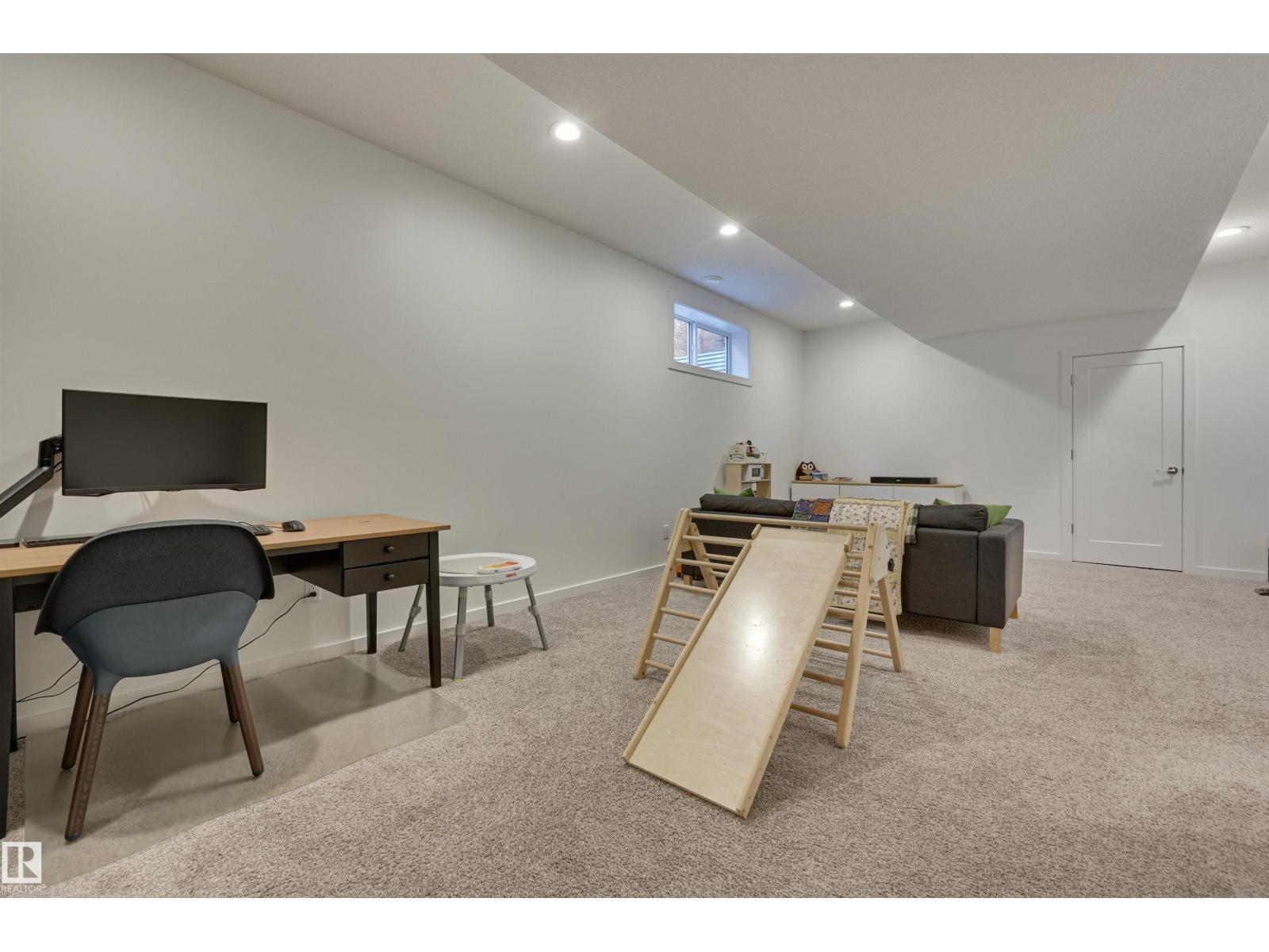 10411 144 St Nw, Edmonton, AB - Indoor