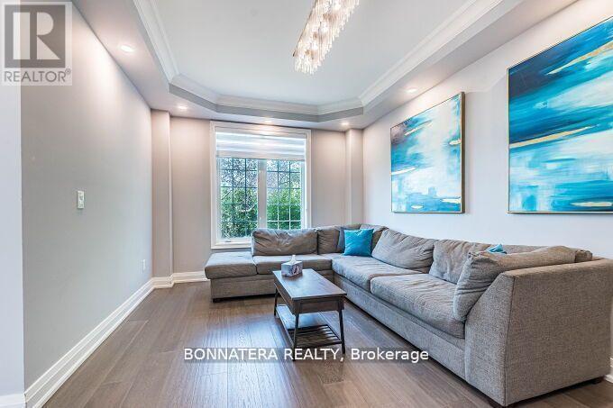 4991 Middlesex Gate, Mississauga, ON - Indoor Photo Showing Living Room