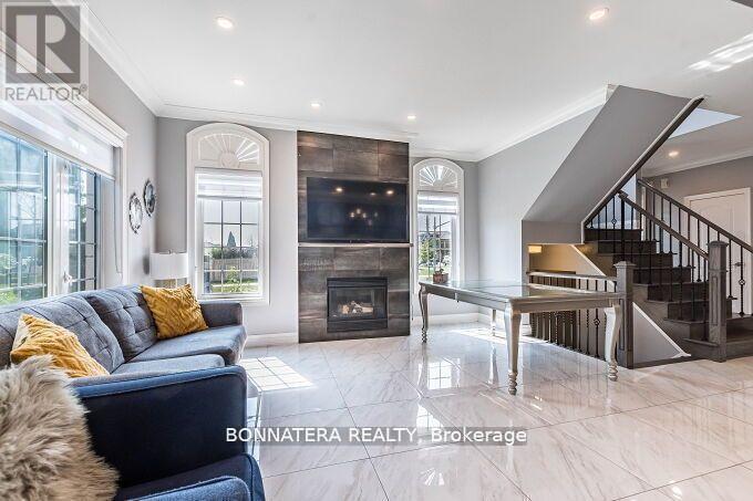 4991 Middlesex Gate, Mississauga, ON - Indoor Photo Showing Living Room With Fireplace