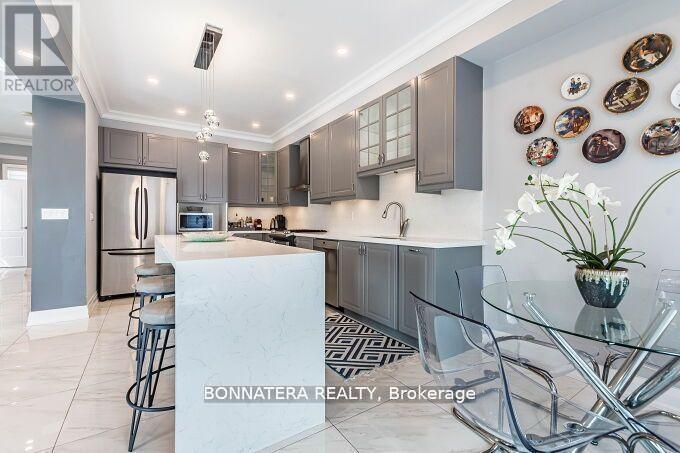 4991 Middlesex Gate, Mississauga, ON - Indoor Photo Showing Kitchen With Upgraded Kitchen