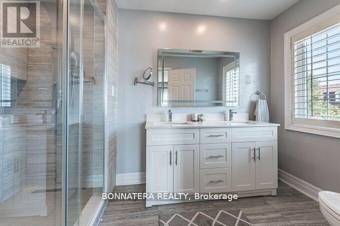 4991 Middlesex Gate, Mississauga, ON - Indoor Photo Showing Bathroom