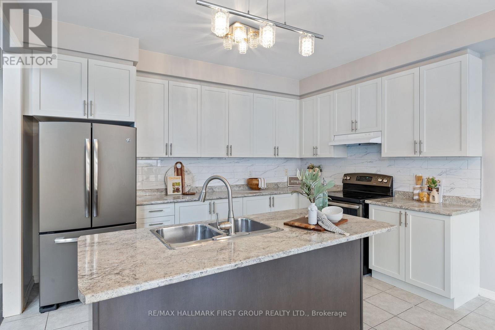 55 Buttonshaw Street, Clarington, ON - Indoor Photo Showing Kitchen With Double Sink With Upgraded Kitchen