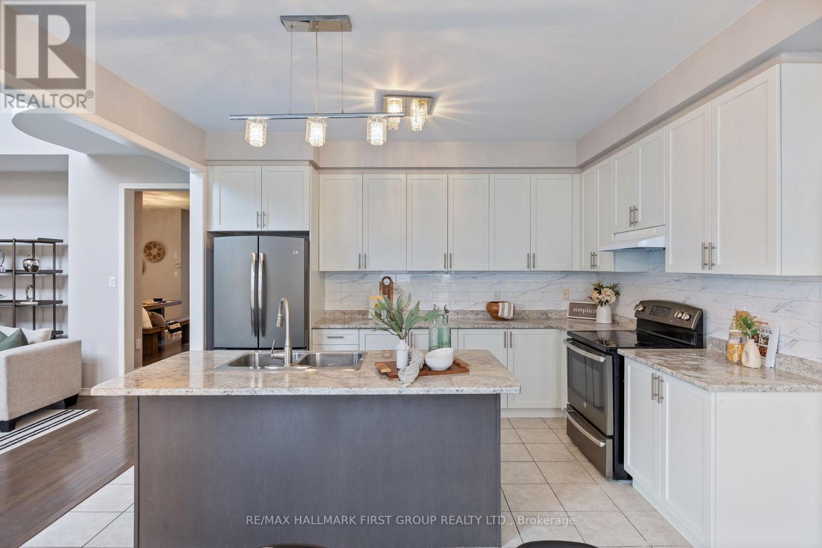 55 Buttonshaw Street, Clarington, ON - Indoor Photo Showing Kitchen With Upgraded Kitchen