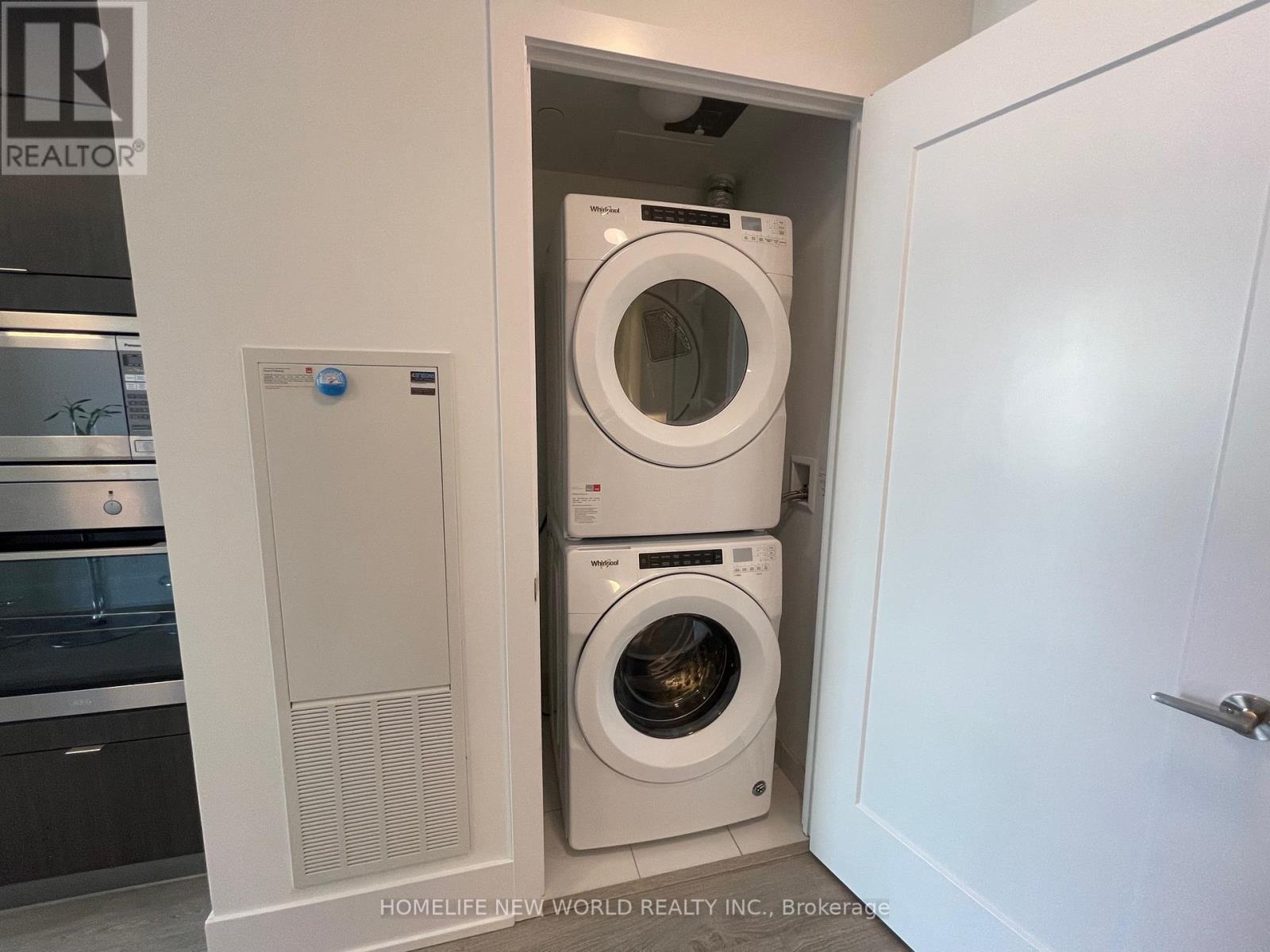 Ph20 - 1 Edgewater Drive, Toronto, ON - Indoor Photo Showing Laundry Room