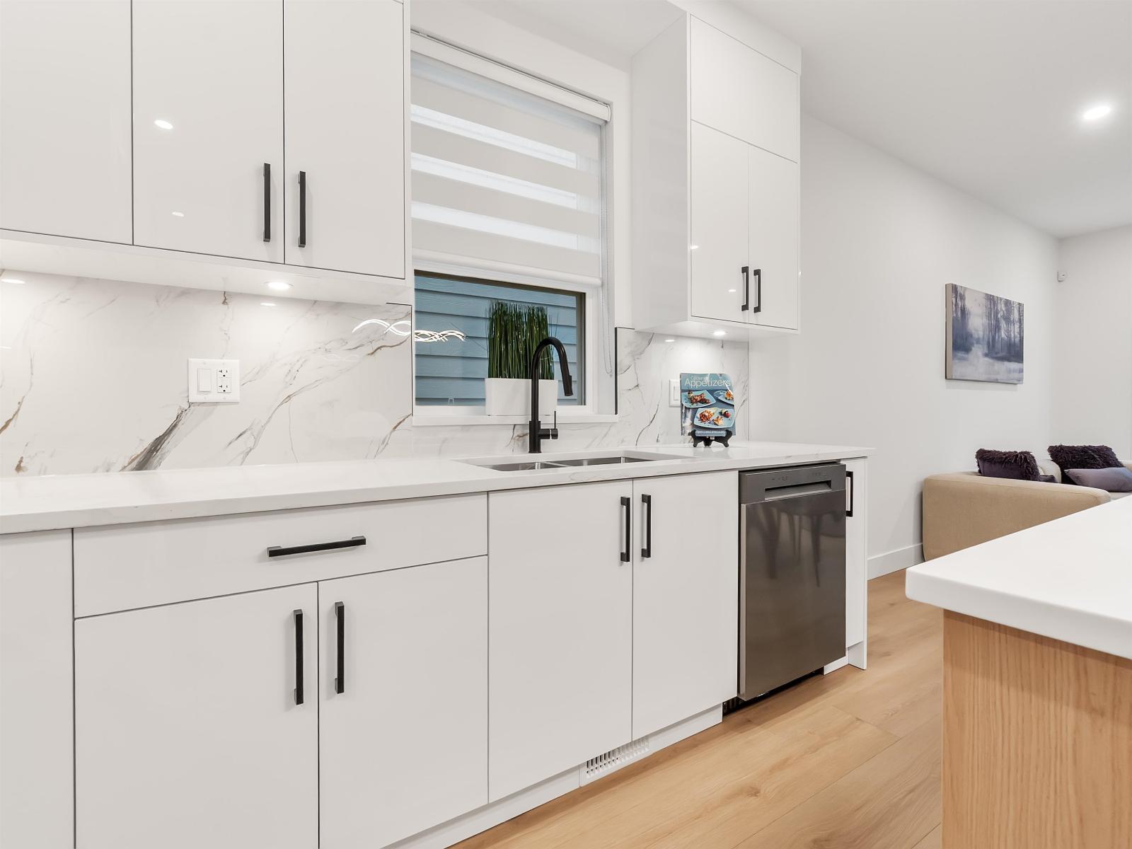 102 16689 16 Avenue, Surrey, BC - Indoor Photo Showing Kitchen With Double Sink
