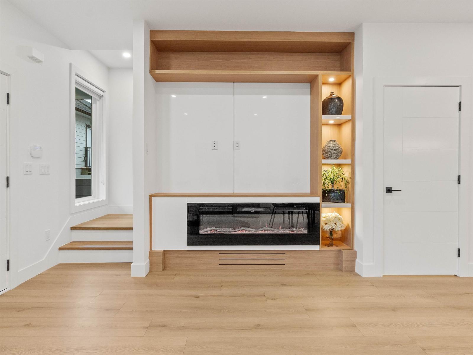 102 16689 16 Avenue, Surrey, BC - Indoor Photo Showing Other Room With Fireplace