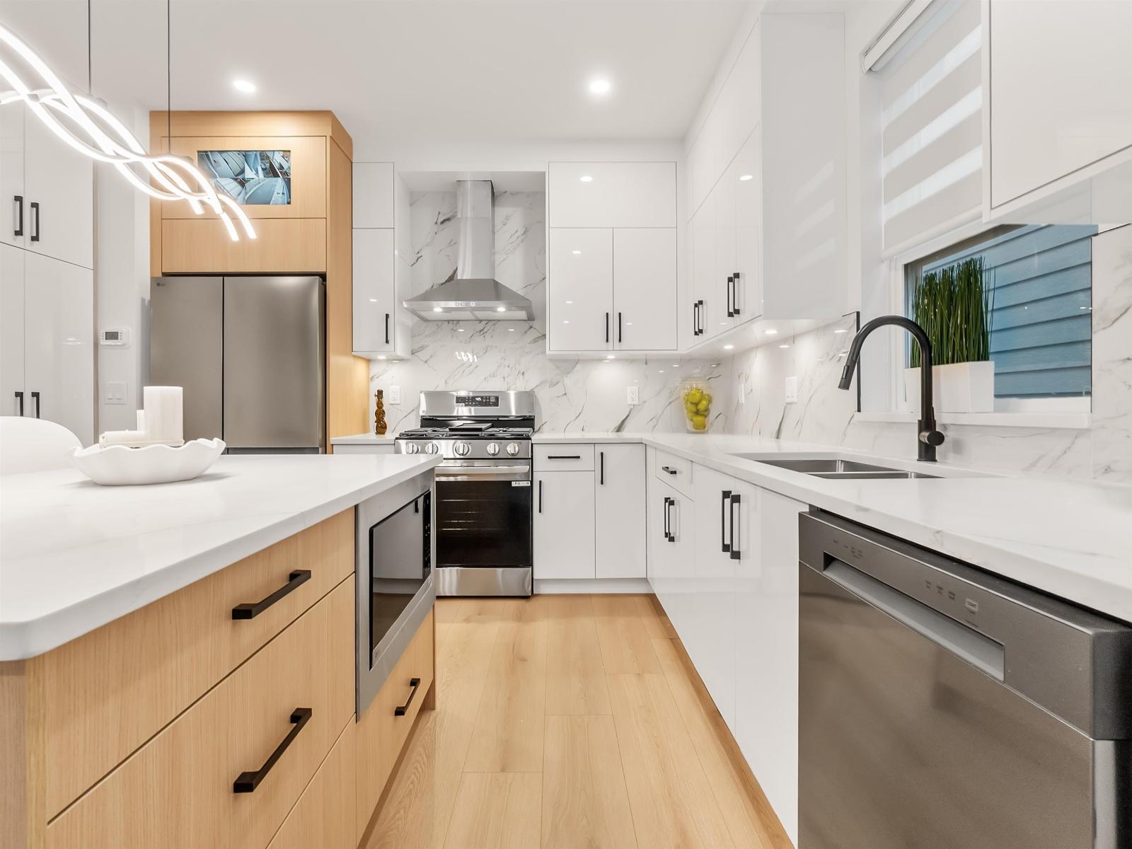 102 16689 16 Avenue, Surrey, BC - Indoor Photo Showing Kitchen With Double Sink With Upgraded Kitchen