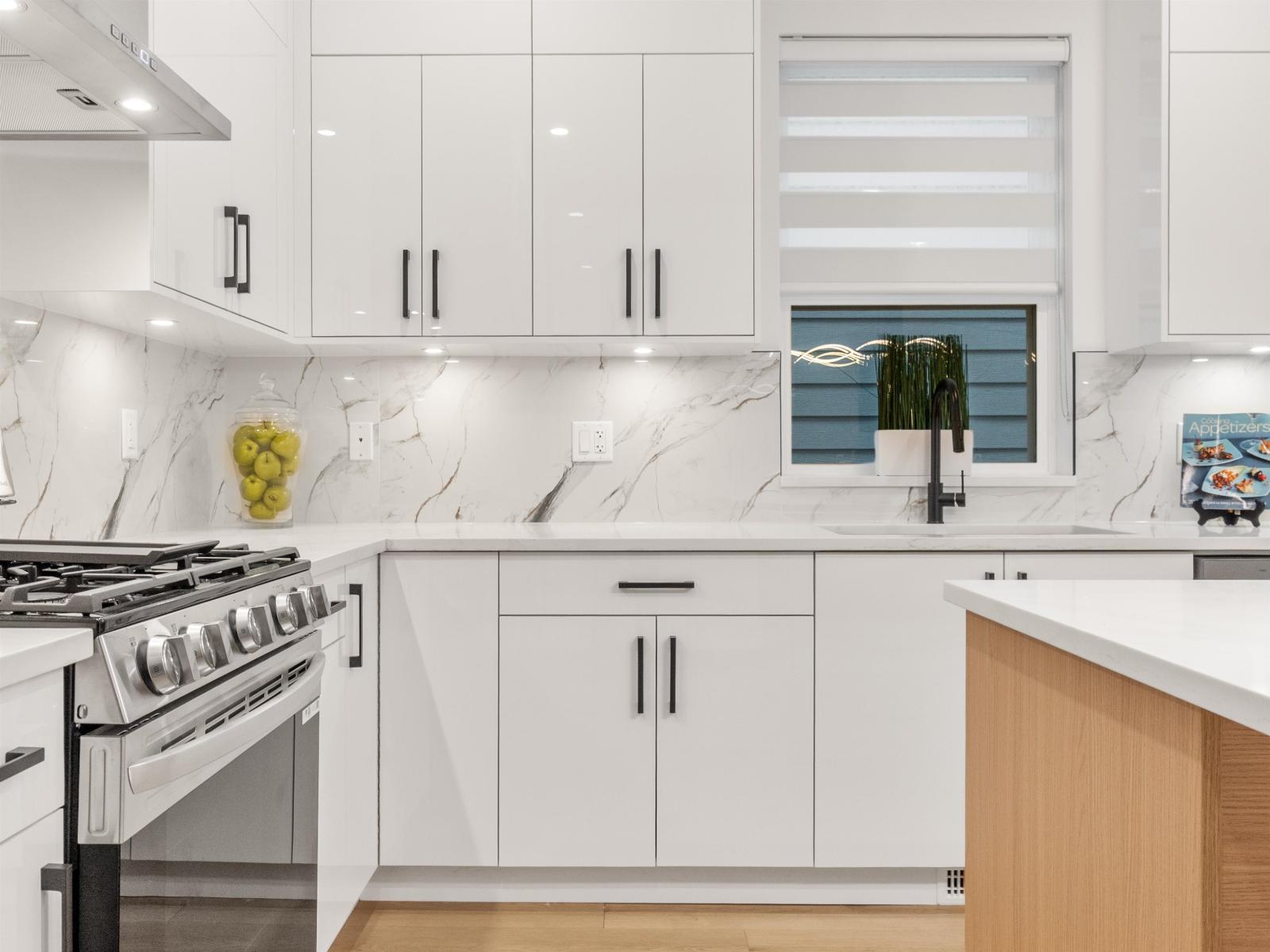 102 16689 16 Avenue, Surrey, BC - Indoor Photo Showing Kitchen With Upgraded Kitchen