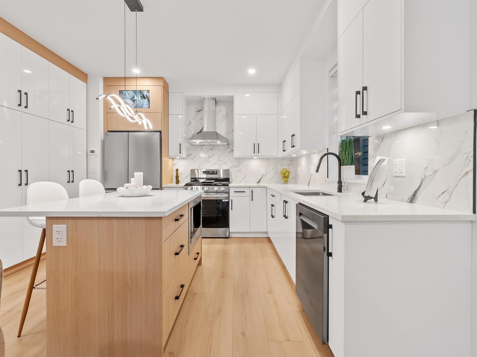 102 16689 16 Avenue, Surrey, BC - Indoor Photo Showing Kitchen With Upgraded Kitchen