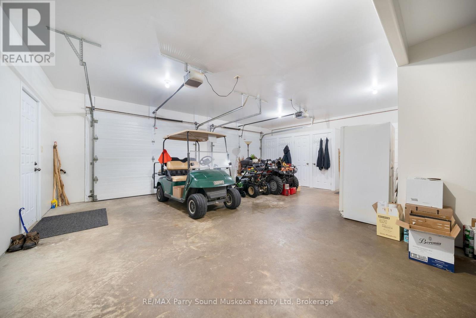 217 South Shore Road, The Archipelago (Archipelago North), ON - Indoor Photo Showing Garage