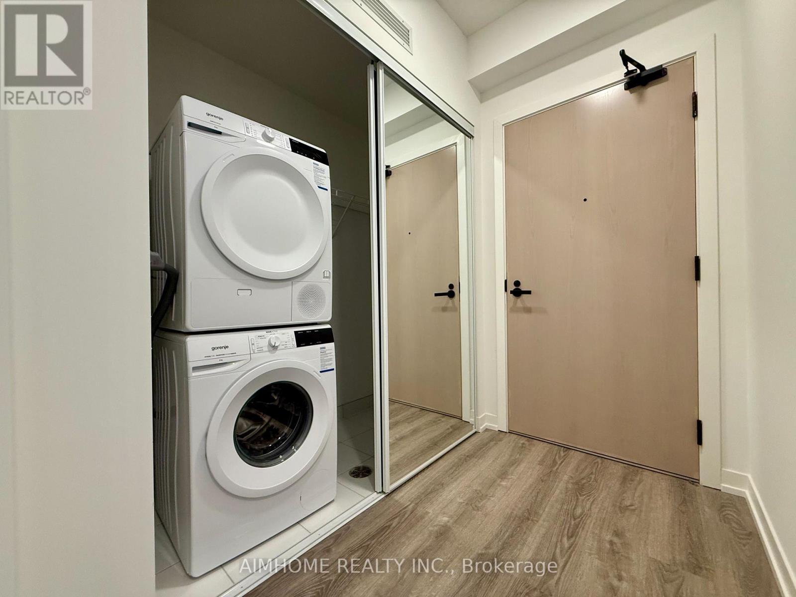 2909 - 8 Interchange Way, Vaughan, ON - Indoor Photo Showing Laundry Room