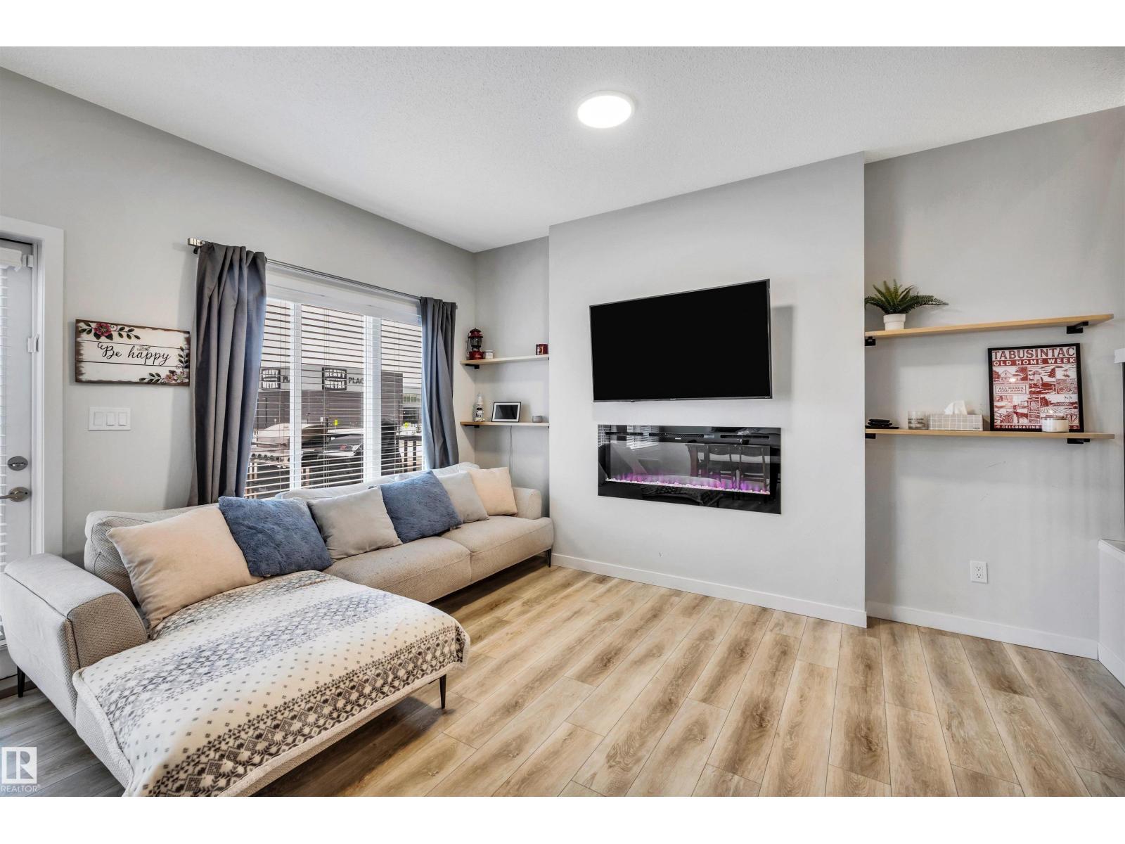 98 Kingsbury Ci, Spruce Grove, AB - Indoor Photo Showing Living Room With Fireplace