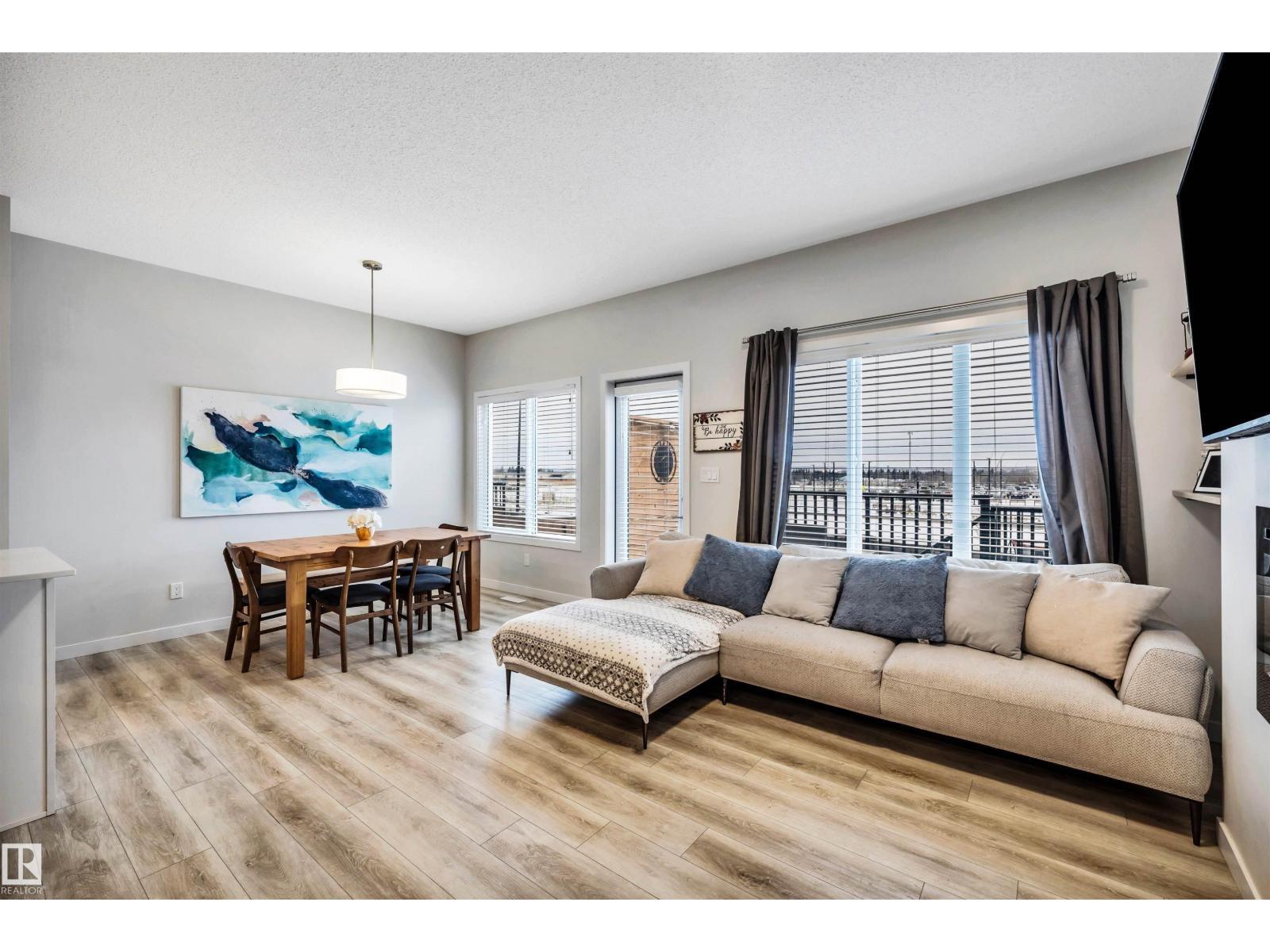 98 Kingsbury Ci, Spruce Grove, AB - Indoor Photo Showing Living Room