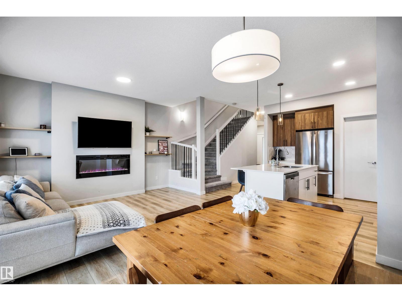 98 Kingsbury Ci, Spruce Grove, AB - Indoor With Fireplace