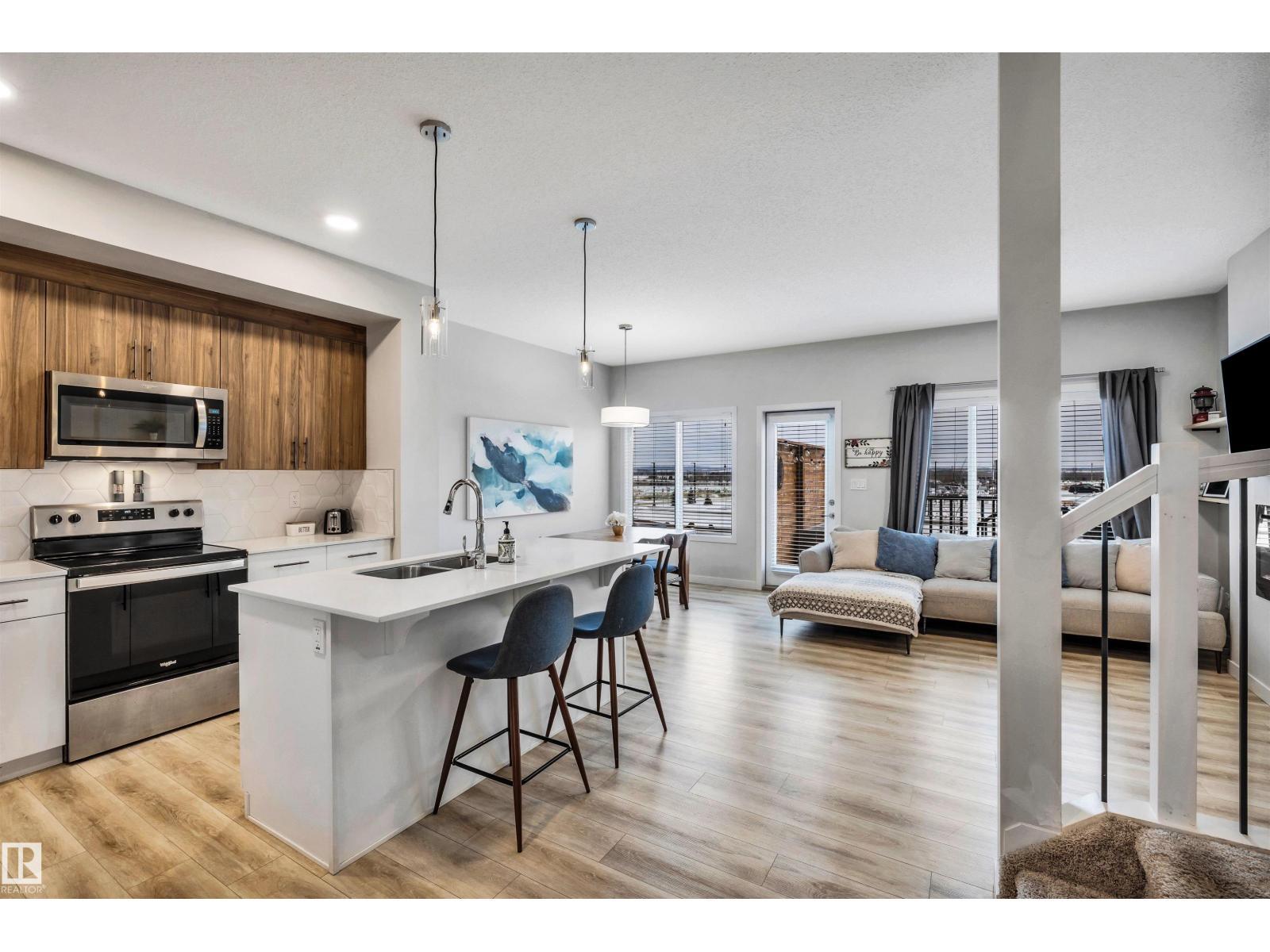 98 Kingsbury Ci, Spruce Grove, AB - Indoor Photo Showing Kitchen With Double Sink With Upgraded Kitchen