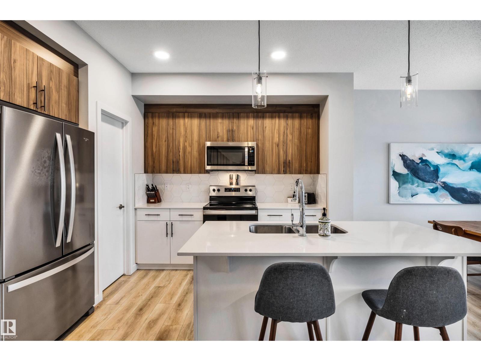 98 Kingsbury Ci, Spruce Grove, AB - Indoor Photo Showing Kitchen With Double Sink With Upgraded Kitchen