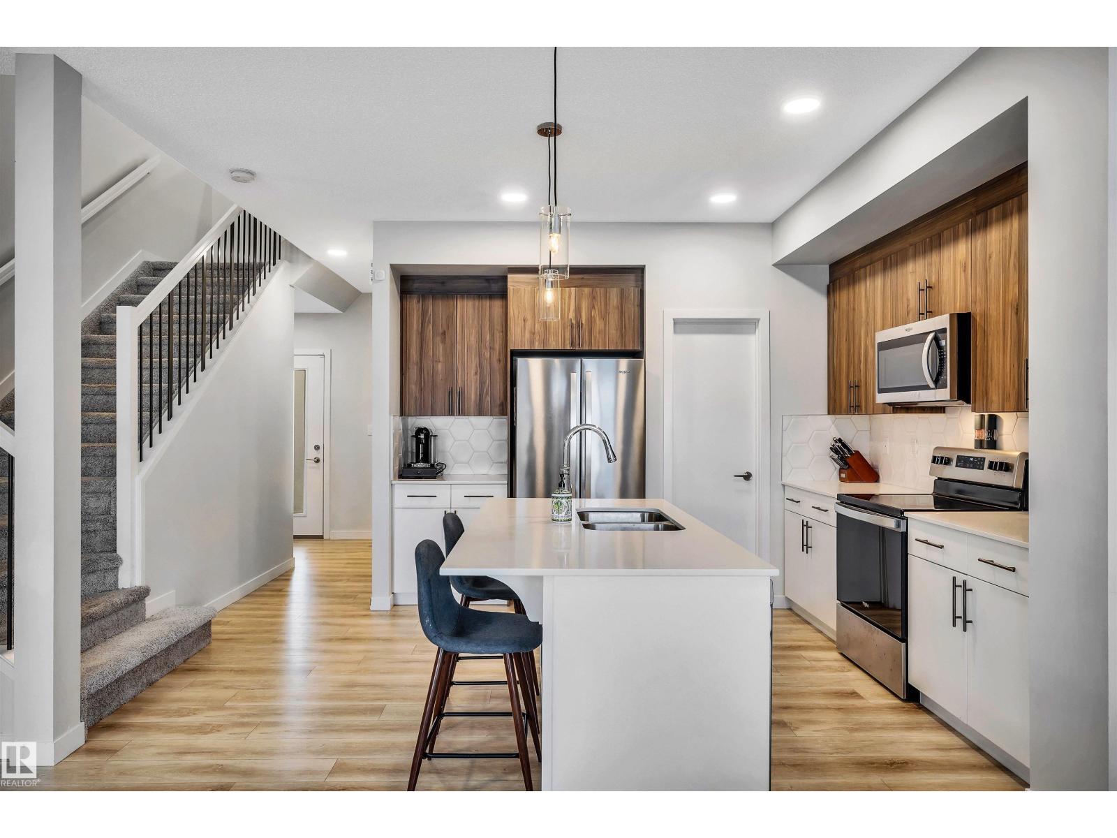 98 Kingsbury Ci, Spruce Grove, AB - Indoor Photo Showing Kitchen With Double Sink With Upgraded Kitchen