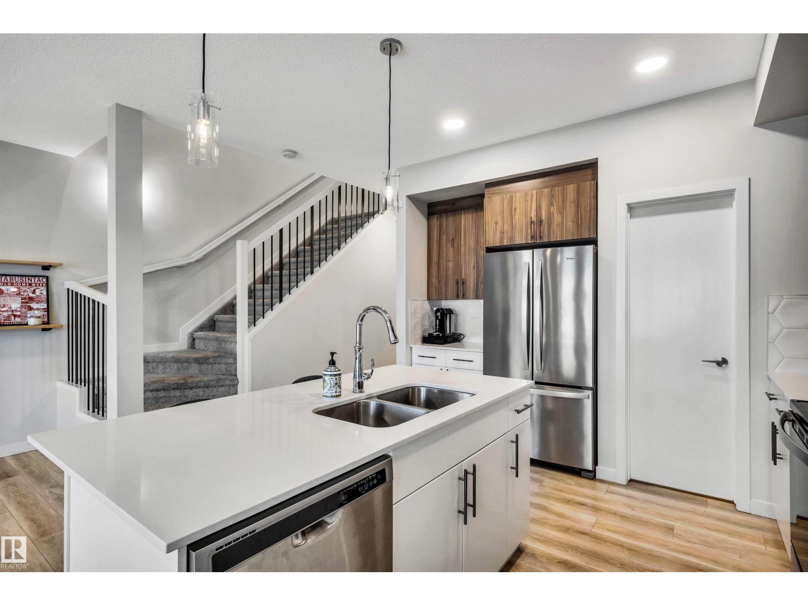 98 Kingsbury Ci, Spruce Grove, AB - Indoor Photo Showing Kitchen With Double Sink With Upgraded Kitchen