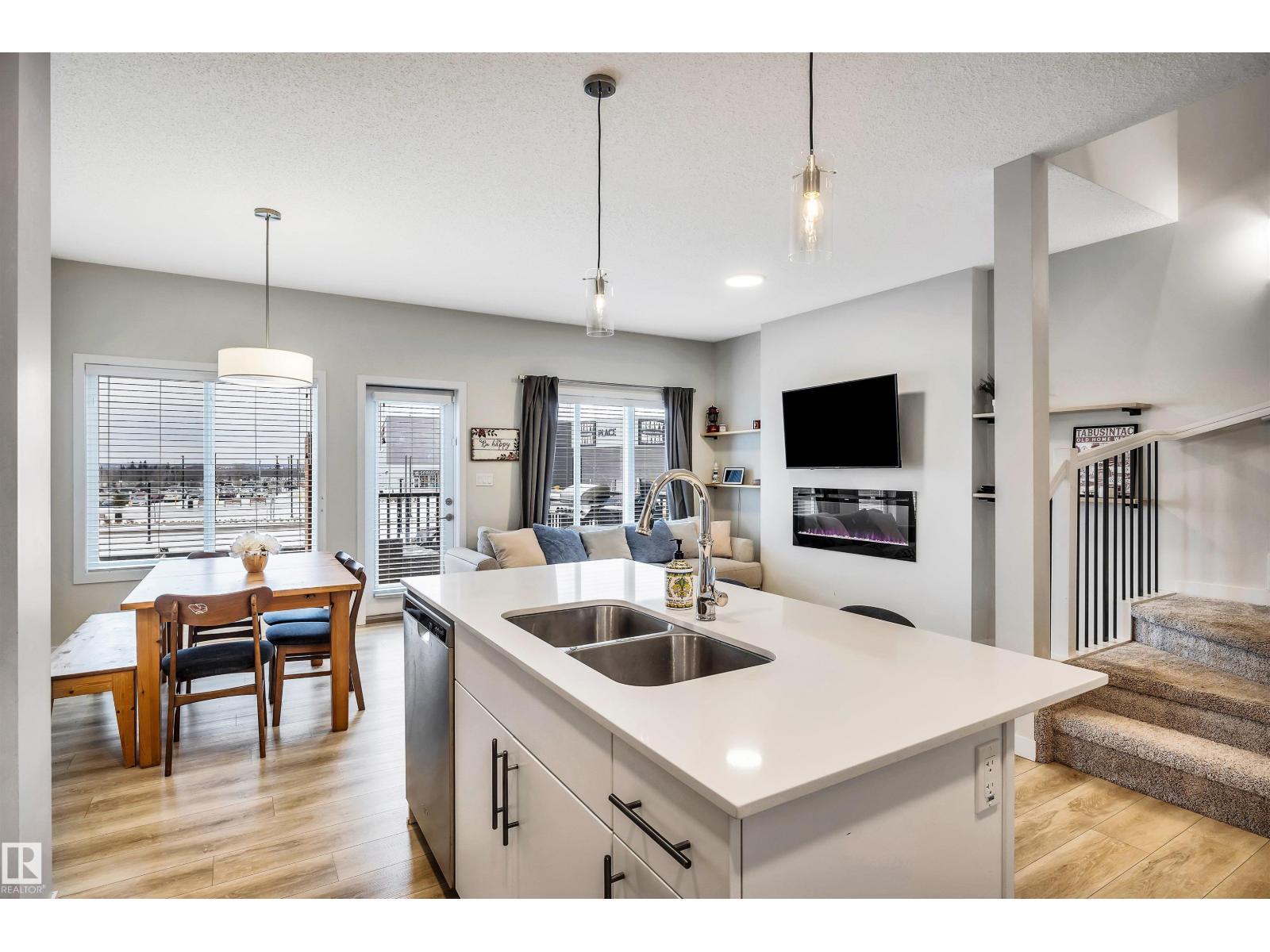 98 Kingsbury Ci, Spruce Grove, AB - Indoor Photo Showing Kitchen With Double Sink