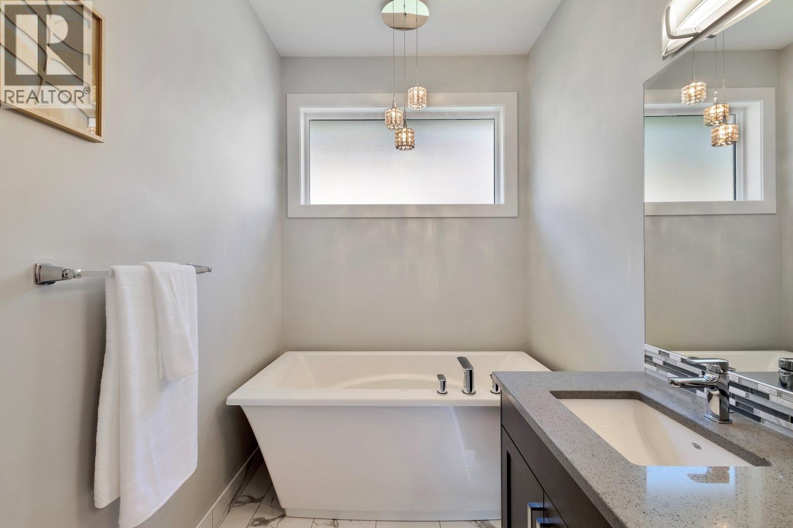 2594 Crown Crest Drive, West Kelowna, BC - Indoor Photo Showing Bathroom