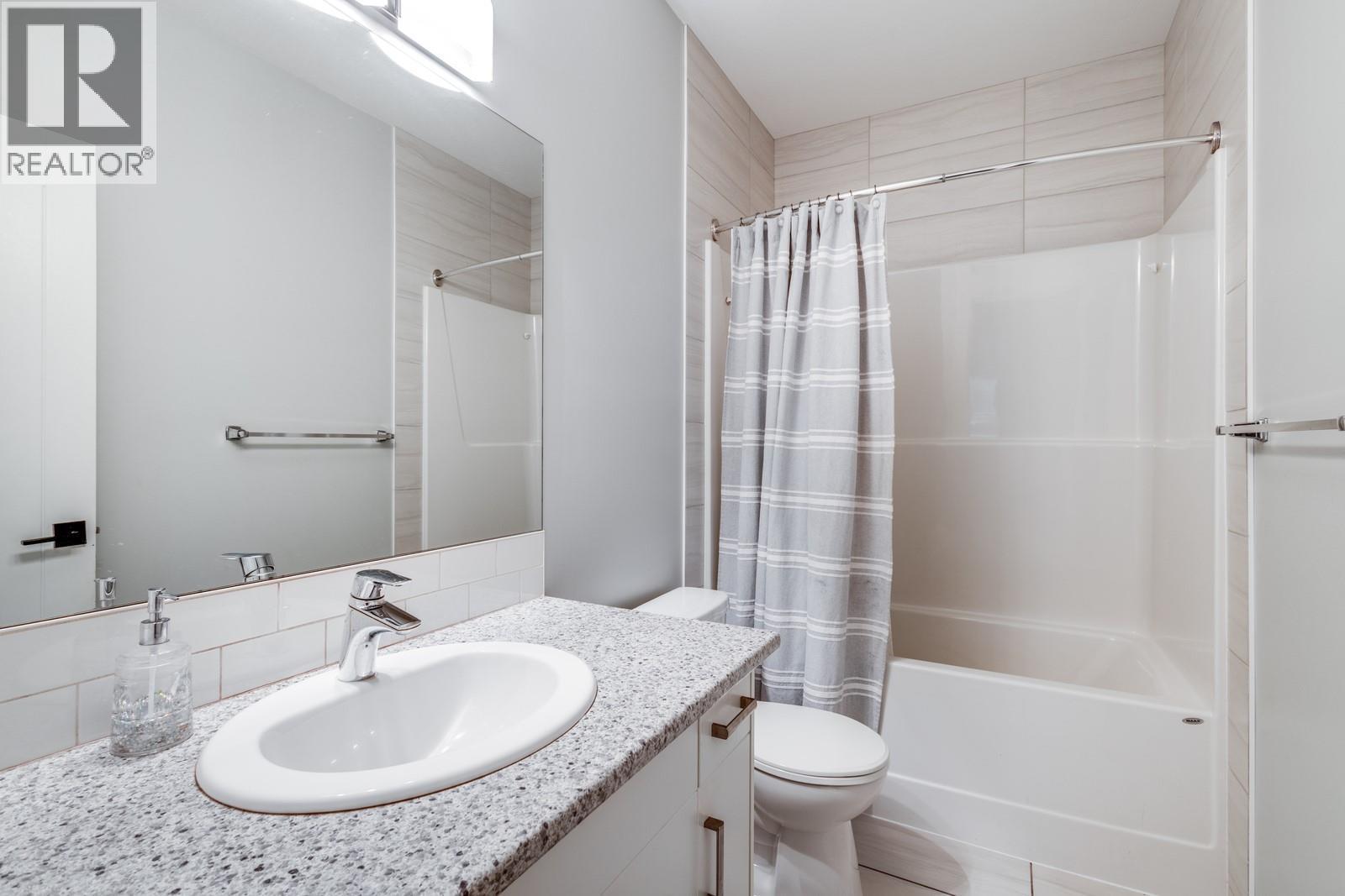 Suite Bathroom - 2594 Crown Crest Drive, West Kelowna, BC - Indoor Photo Showing Bathroom