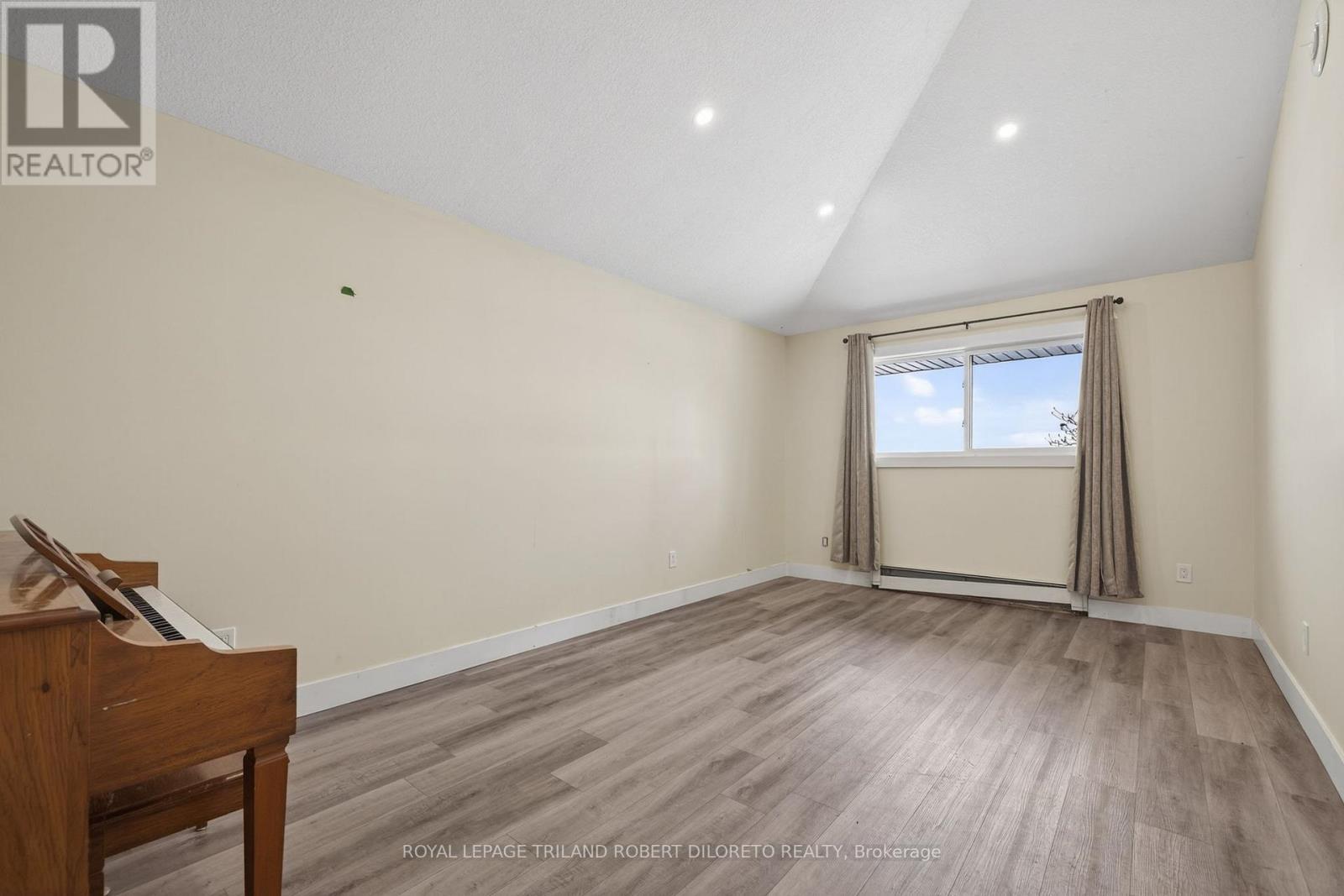 9755 Longwoods Road, Middlesex Centre, ON - Indoor Photo Showing Other Room