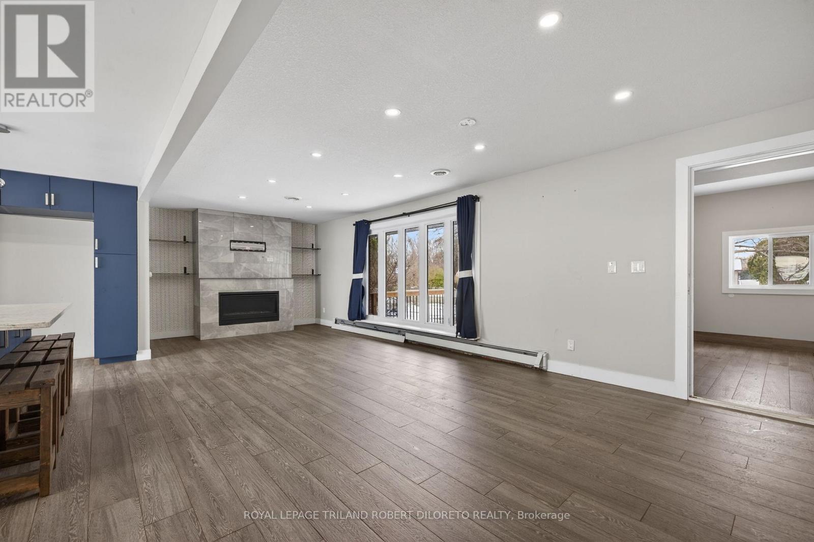 9755 Longwoods Road, Middlesex Centre, ON - Indoor Photo Showing Living Room With Fireplace