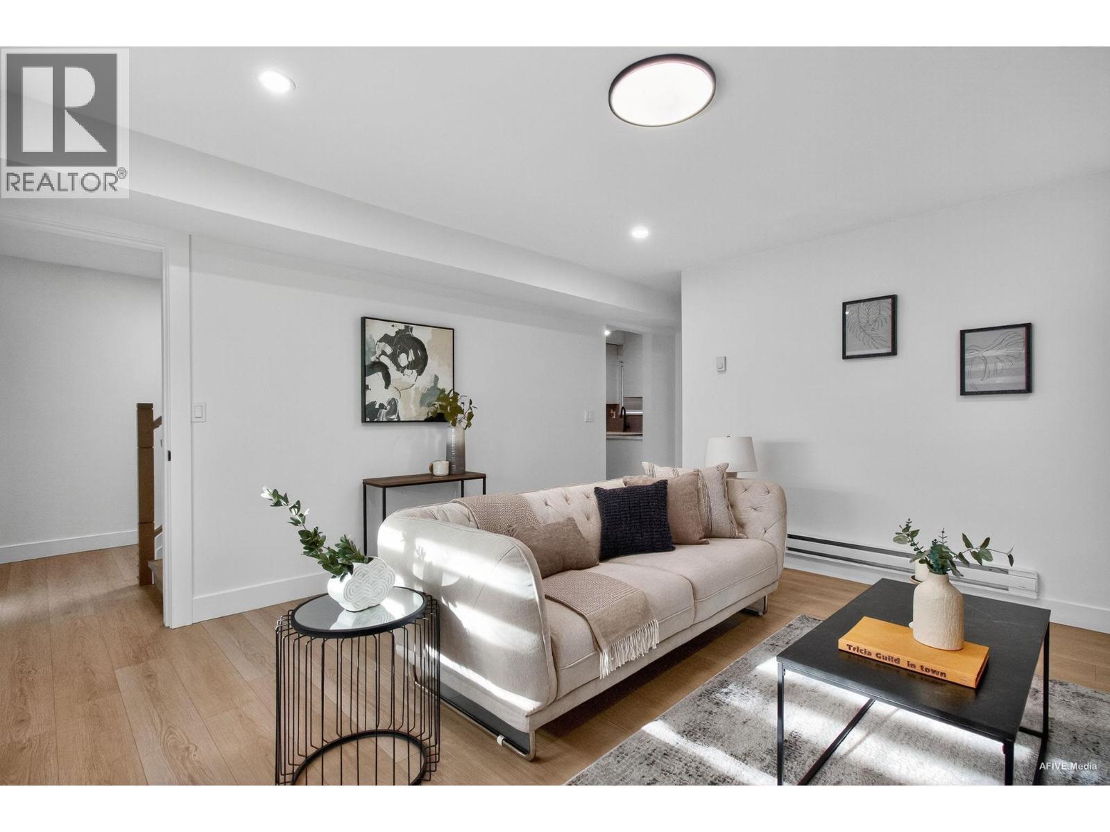 9831 Glenthorne Drive, Richmond, BC - Indoor Photo Showing Living Room