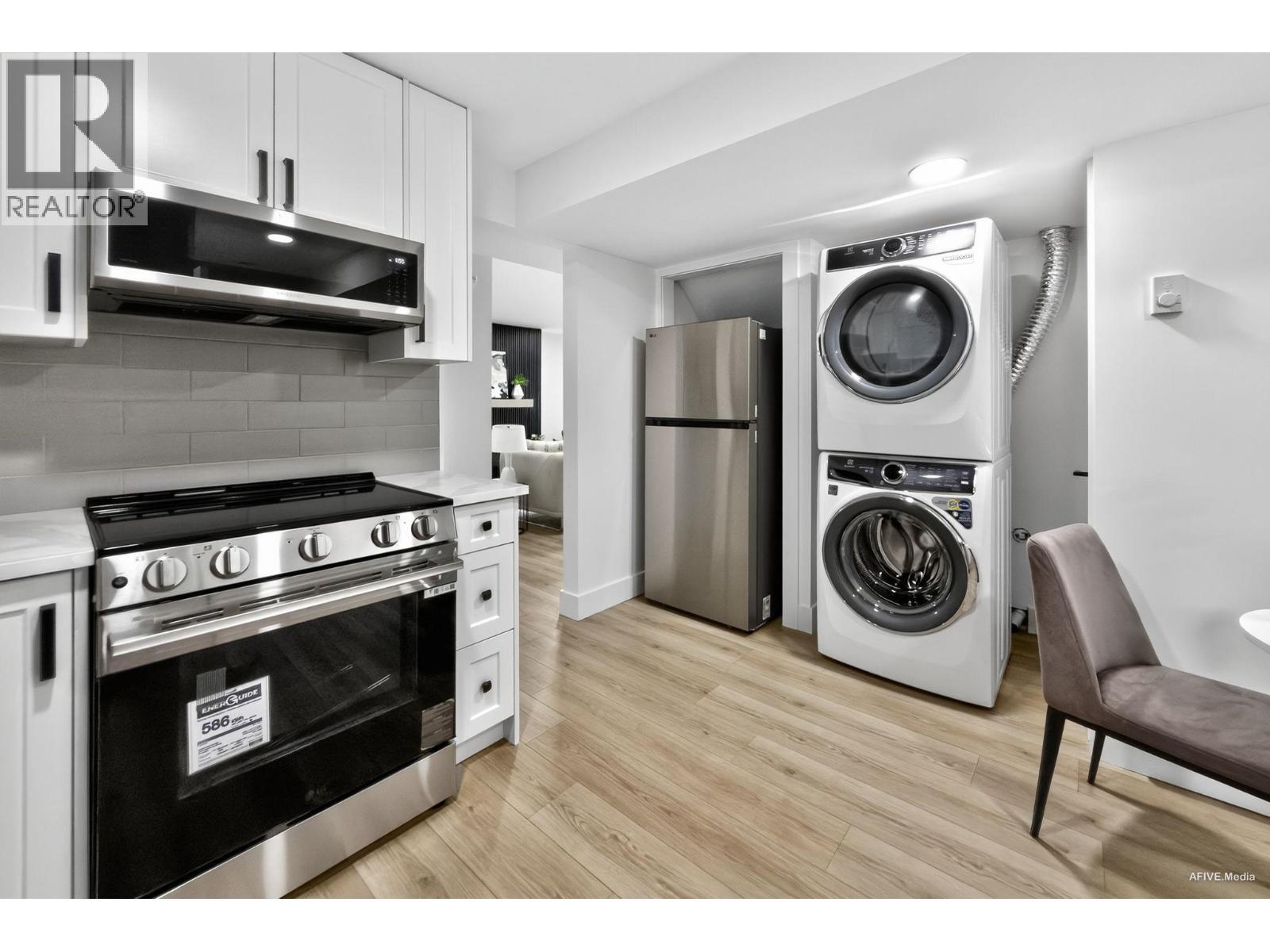 9831 Glenthorne Drive, Richmond, BC - Indoor Photo Showing Laundry Room