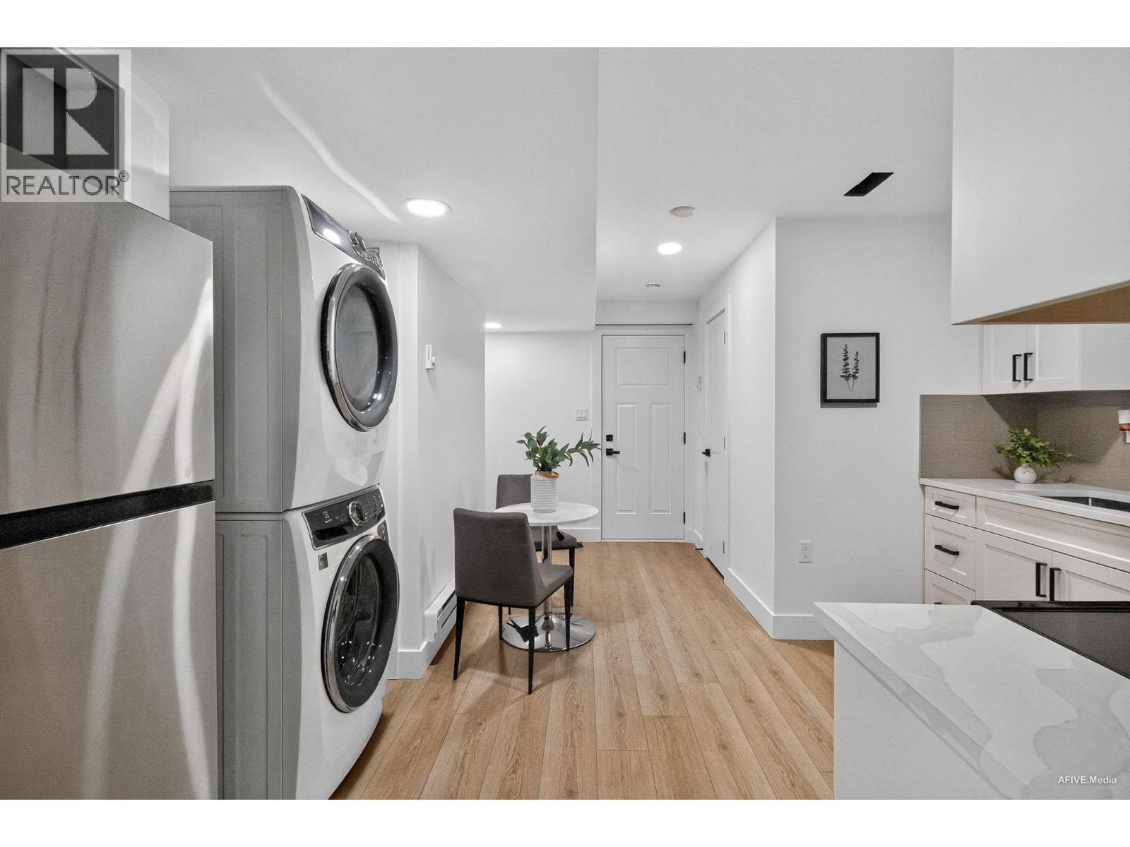 9831 Glenthorne Drive, Richmond, BC - Indoor Photo Showing Laundry Room
