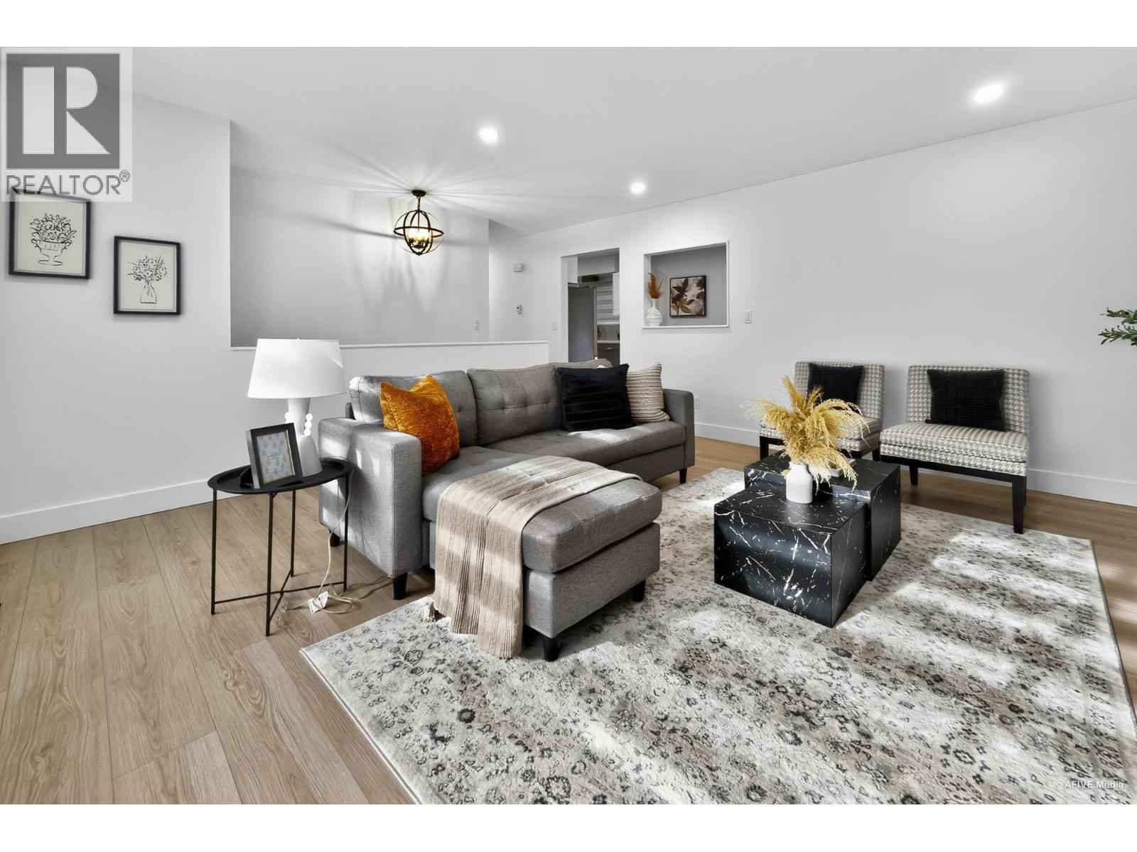 9831 Glenthorne Drive, Richmond, BC - Indoor Photo Showing Living Room