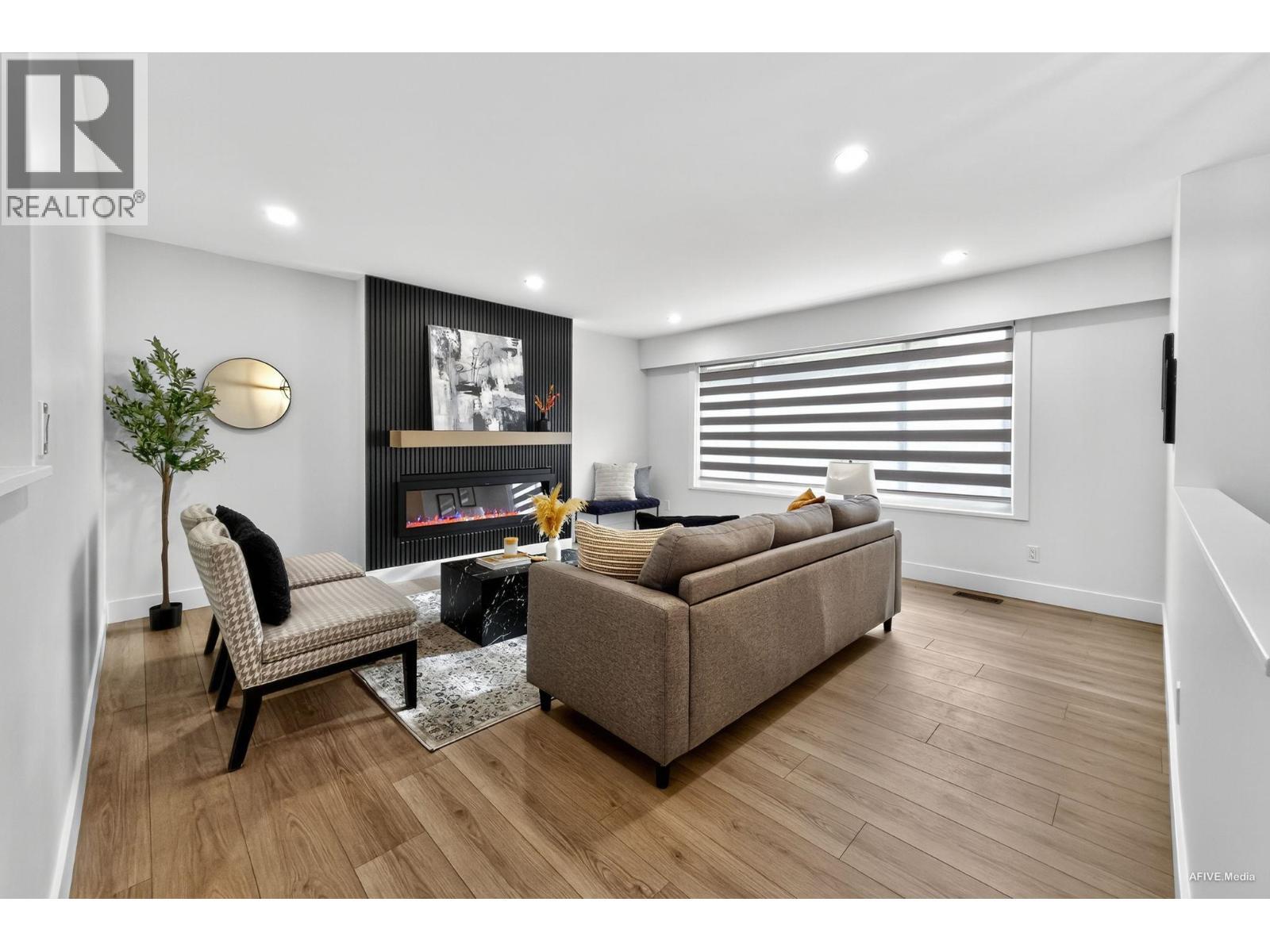 9831 Glenthorne Drive, Richmond, BC - Indoor Photo Showing Living Room