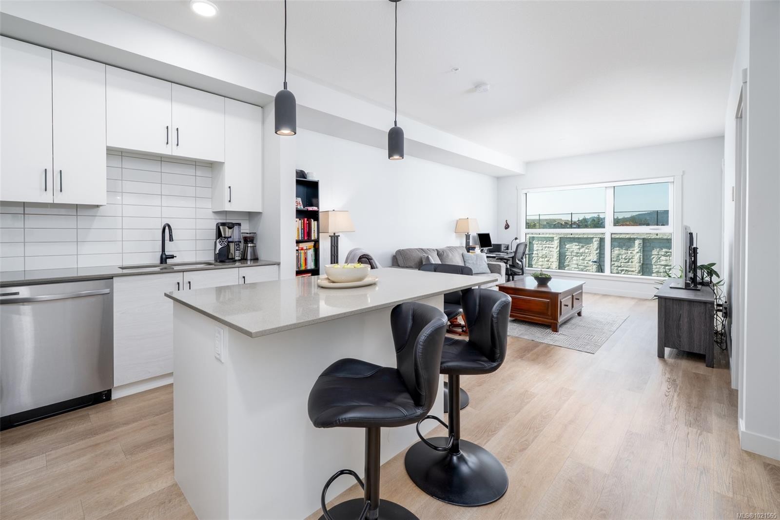 315-2469 Gateway Rd, Langford, BC - Indoor Photo Showing Kitchen With Upgraded Kitchen