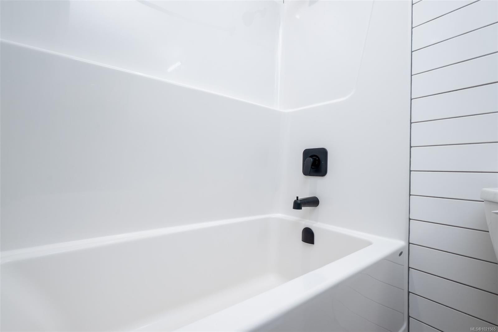 315-2469 Gateway Rd, Langford, BC - Indoor Photo Showing Bathroom