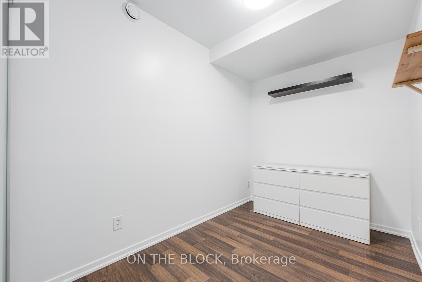 Enclosed Den - 302 - 38 Joe Shuster Way, Toronto, ON - Indoor Photo Showing Other Room