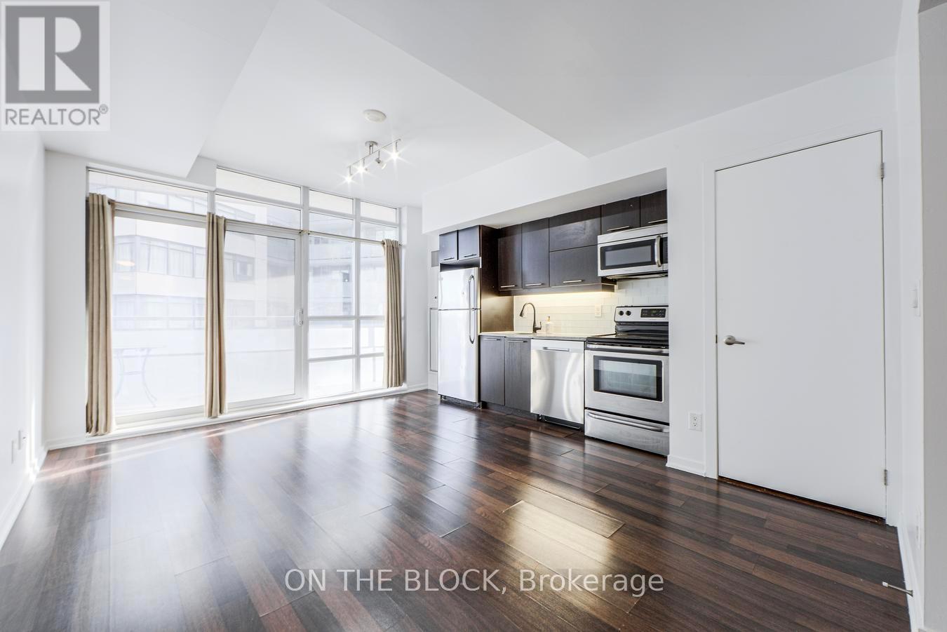 302 - 38 Joe Shuster Way, Toronto, ON - Indoor Photo Showing Kitchen