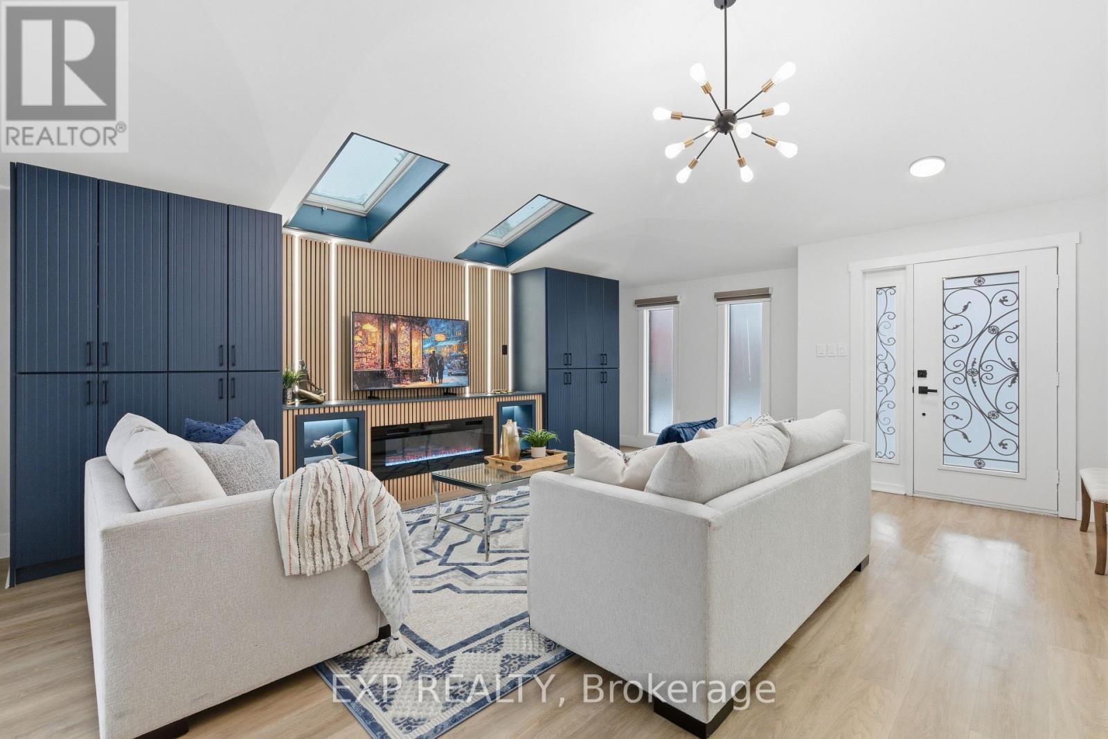 80 Mountainview Road S, Halton Hills, ON - Indoor Photo Showing Living Room