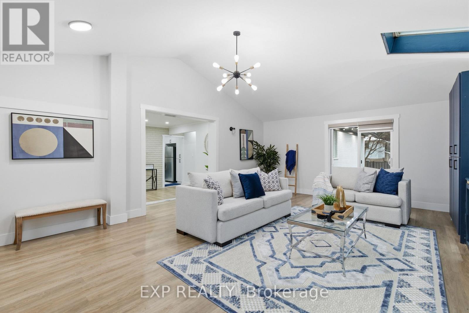 80 Mountainview Road S, Halton Hills, ON - Indoor Photo Showing Living Room