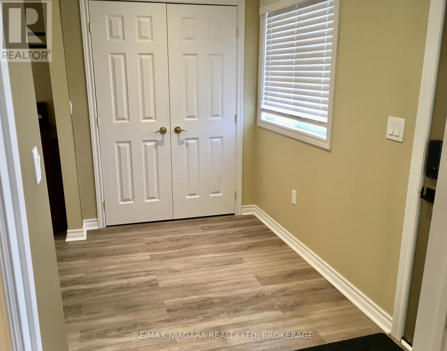 Spacious Entry - 4576 Kalar Road, Niagara Falls (Ascot), ON - Indoor Photo Showing Other Room